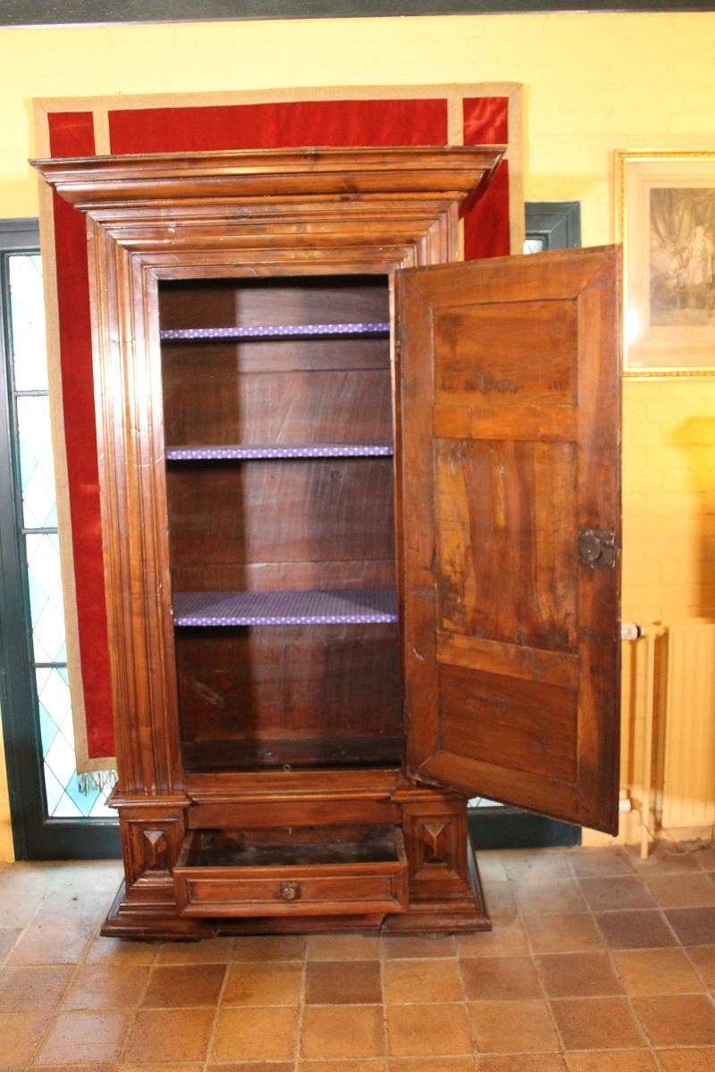 Very beautiful armoire called Bonnetière with a door on here side for guns from France.
Extraordinary piece in walnut with beautiful carving in diamonds shape literally translated Diamonds point
The side door brings an original touch. Moreover,