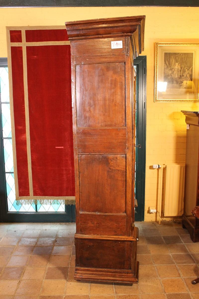 Louis XIII Armoire du XVIIe siècle avec porte latérale à fusil en noyer de France en vente