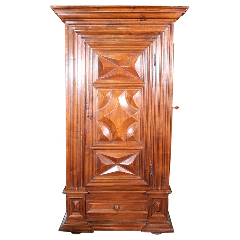 Armoire du XVIIe siècle avec porte latérale à fusil en noyer de France