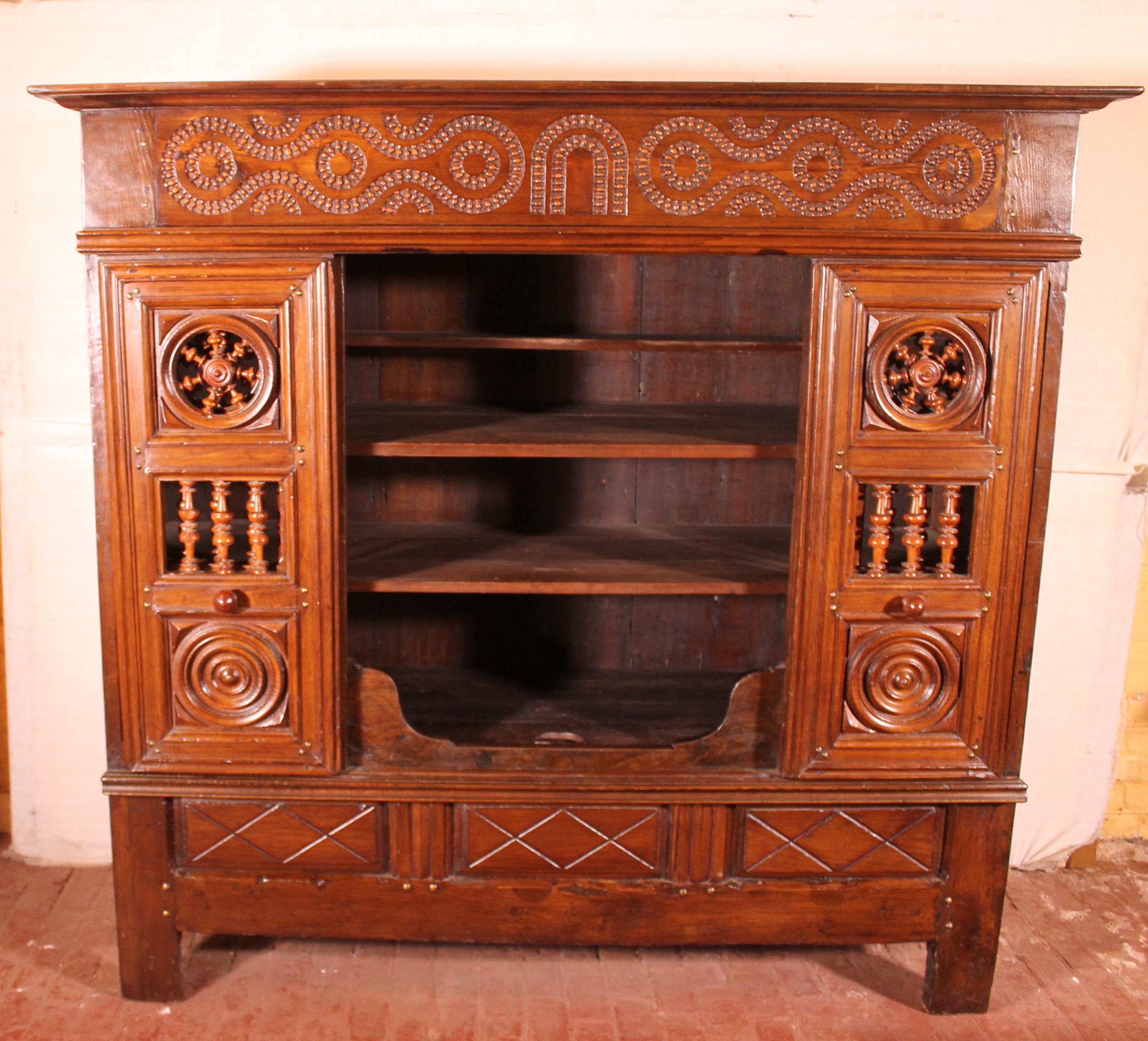A fine wardrobe or cupboardof of the 17th century in oak and turning in boxwood other times alcove bed transformed into a wardrobe or cupboard probably in the 19th century

The interior is organised with 3 shelves and 1 box in the