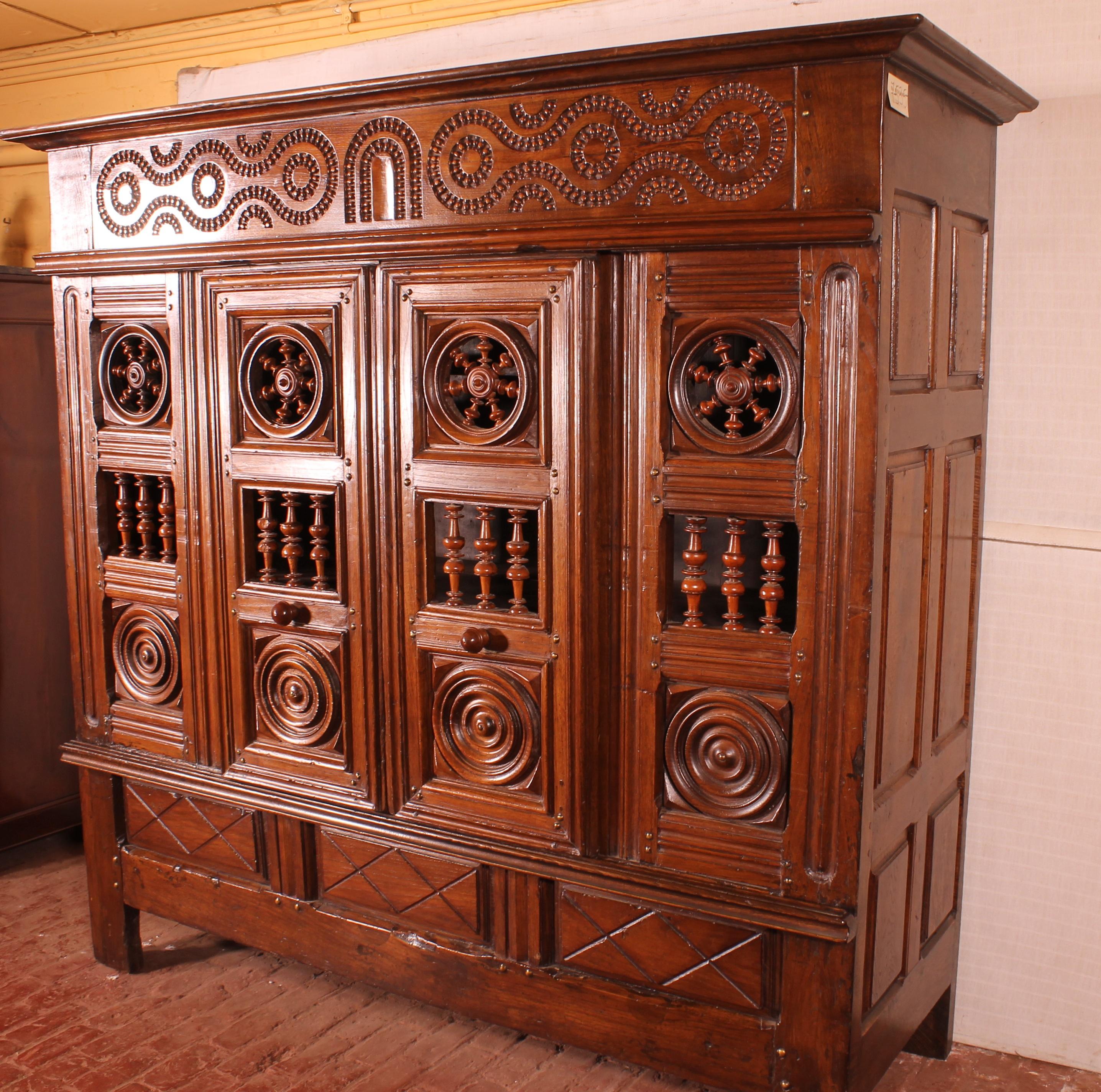 17th Century Breton Wardrobe or Cupboard in Oak Turning in Boxwood In Fair Condition For Sale In Brussels, Brussels