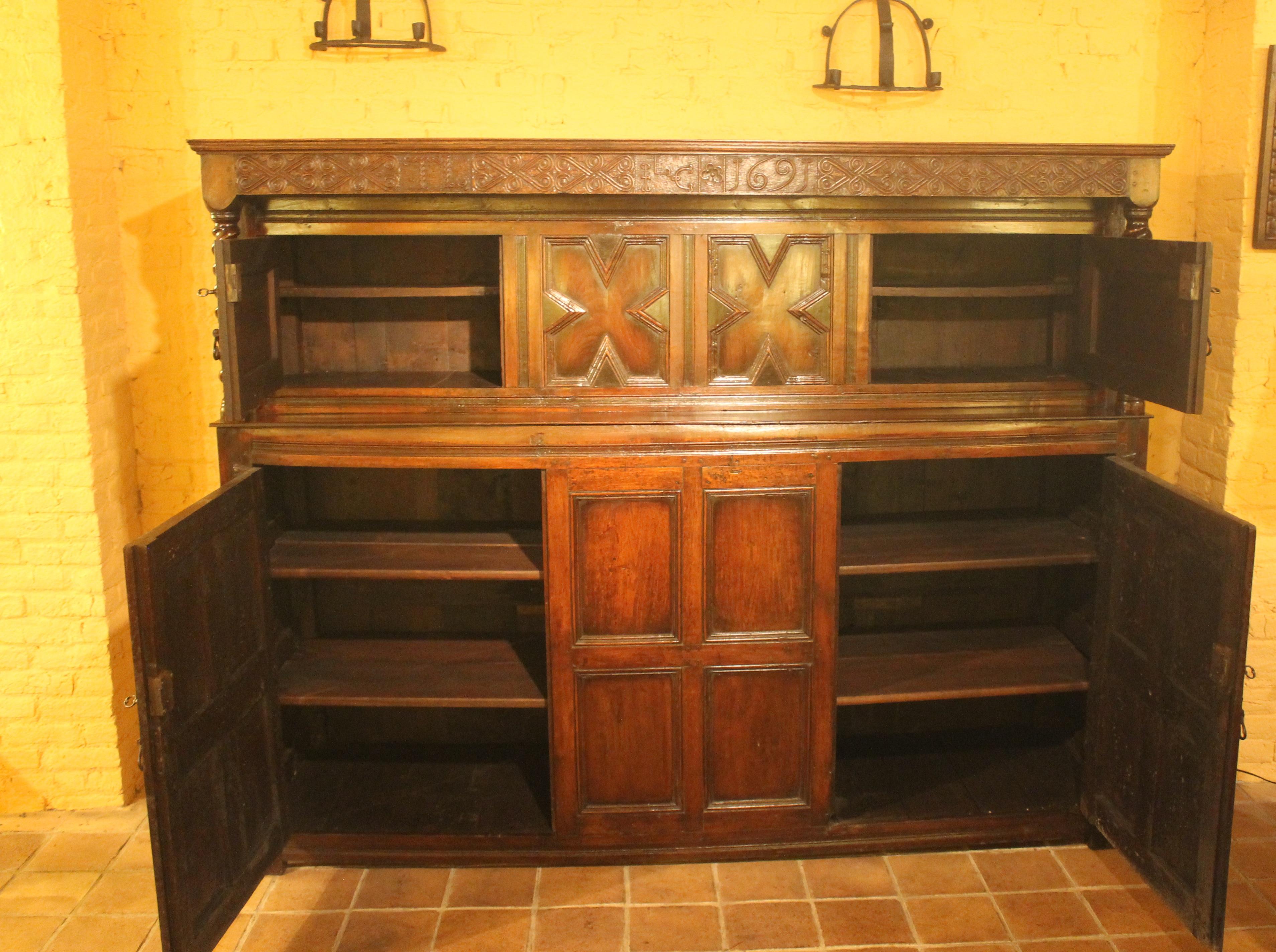 exceptional 17th century English buffet dated 1691 in oak from Scotland
Rare sideboard James II period with very beautiful original irons 
This piece of furniture stands out by his beautiful geometric shapes that give him a lot of character and