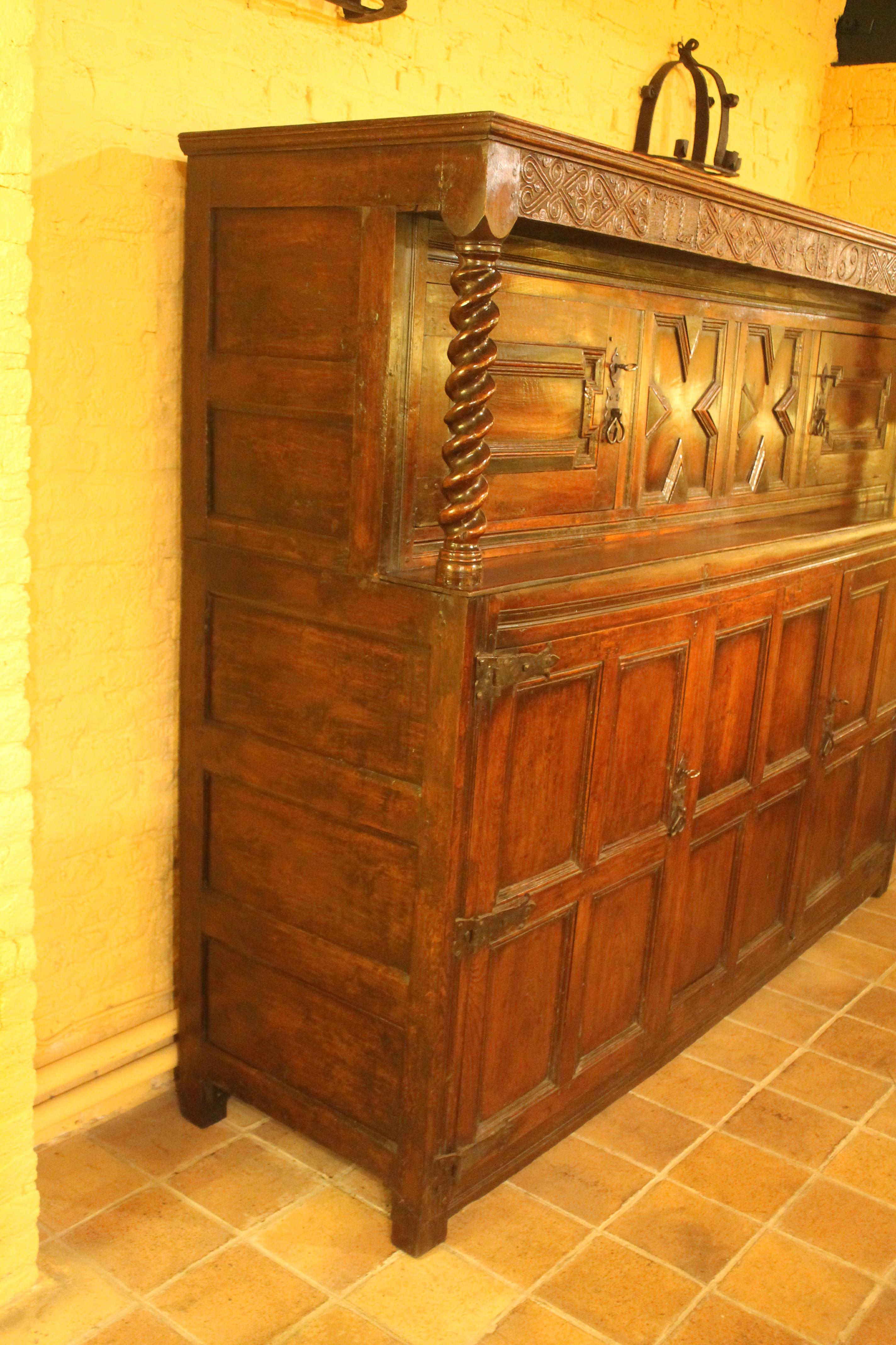 17th Century English Cupboard Period James II In Good Condition For Sale In Brussels, Brussels