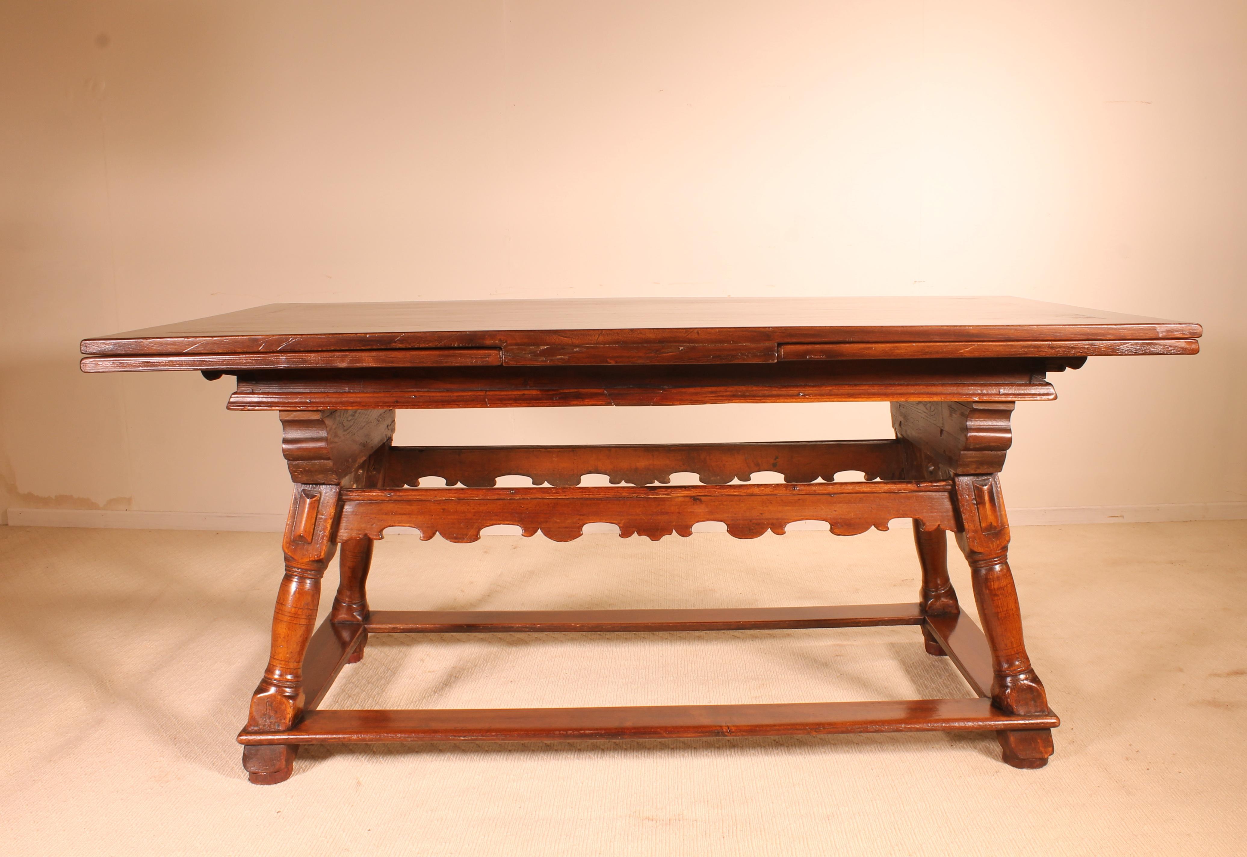 Fine 17th century table with two extensions coming from Switzerland 
This uncommun extension table has a very beautiful base with Fine carvings and turned legs and two drawers to the friez 
This Fine table has a length of 1m61 and dispose of two