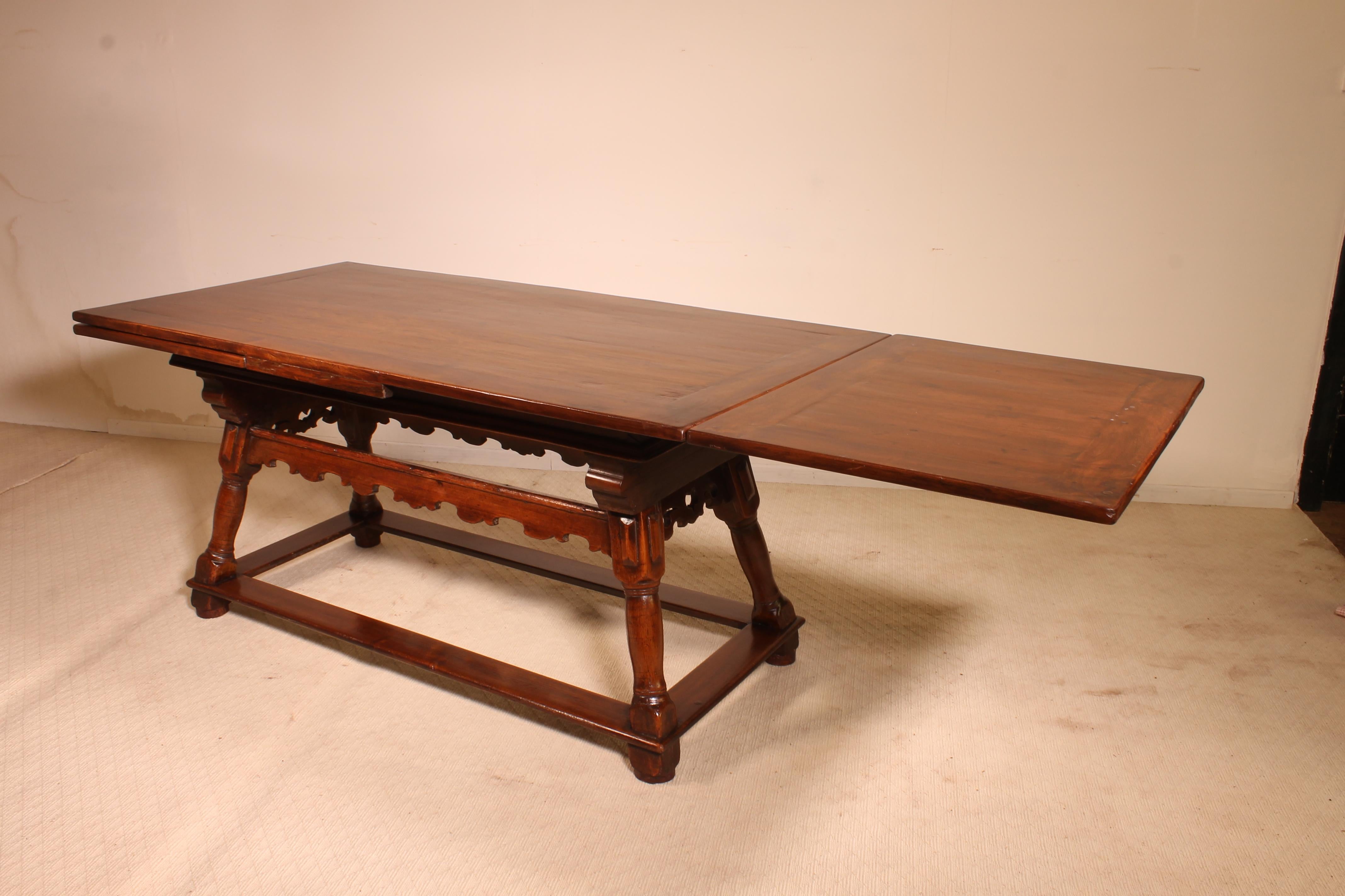17th Century Extension Table from Switzerland In Good Condition For Sale In Brussels, Brussels
