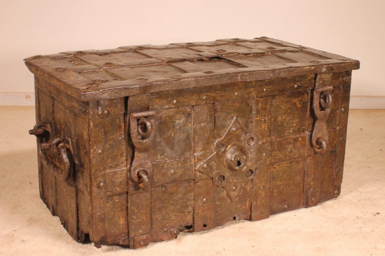 Nuremberg chest or corsair chest from the 17th century from Germany Nuremberg
Very elegant chest with a beautiful patina
In his original state
The lock is missing and a hinge is missing.



 