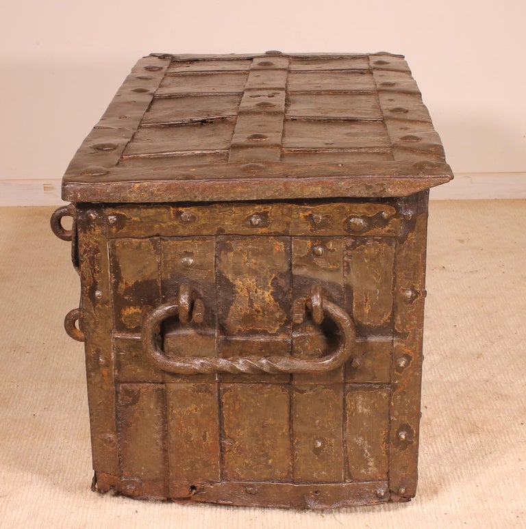 17th Century Nurenberg Chest in Wrought Iron In Distressed Condition For Sale In Brussels, Brussels