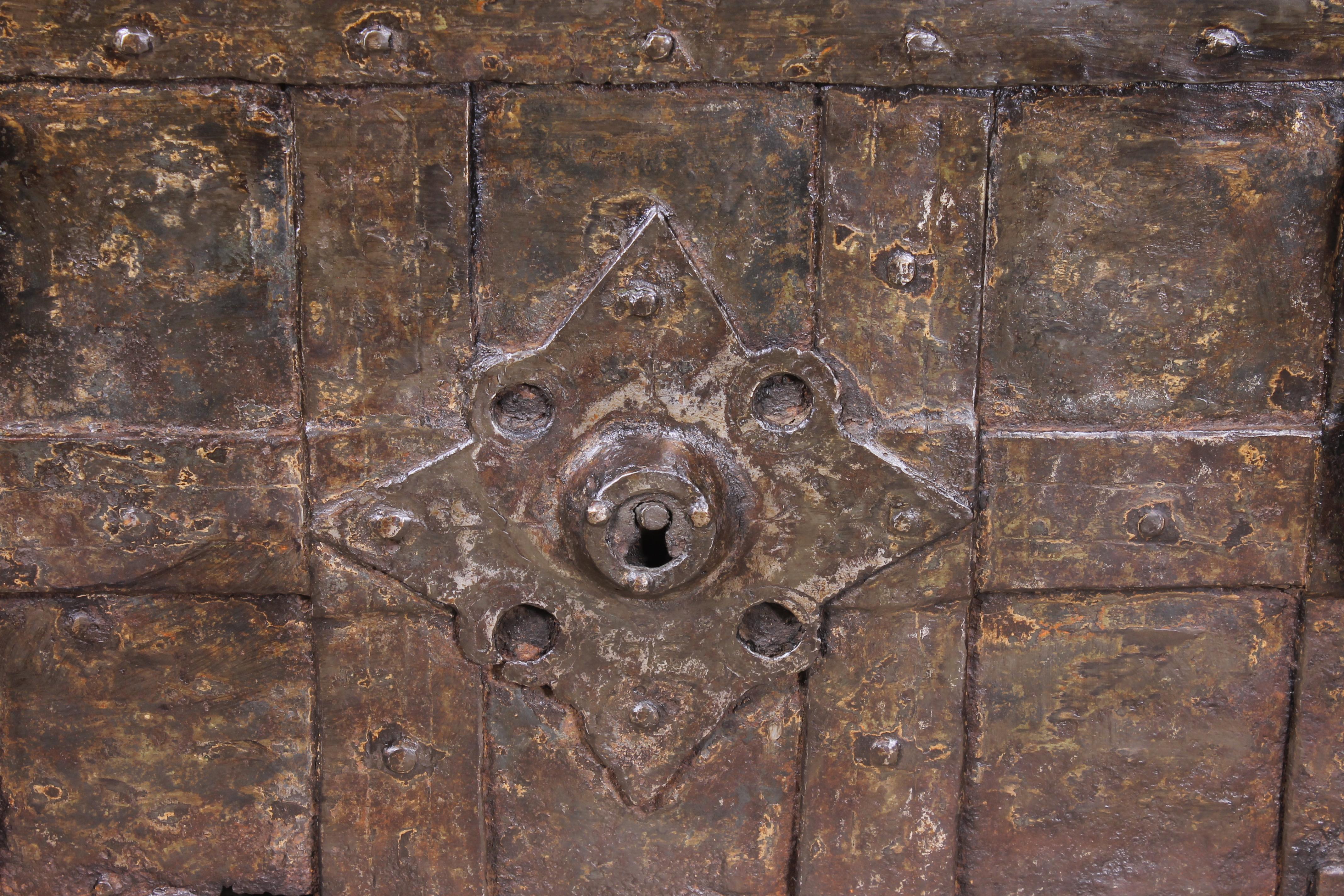 coffre de Nurenberg du 17ème siècle en fer forgé Abîmé - En vente à Brussels, Brussels
