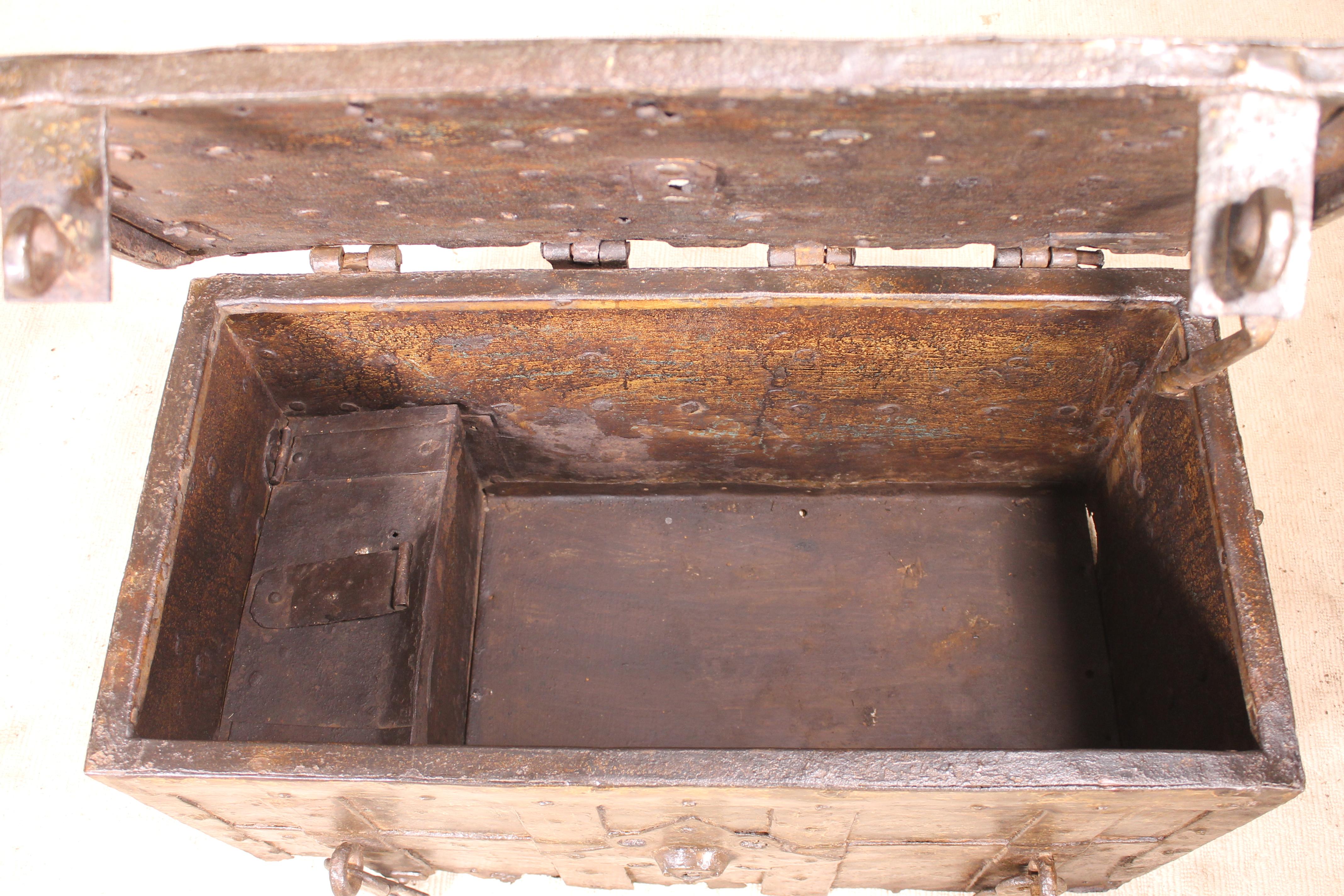 Arqueta de Nurenberg del siglo XVII en hierro forjado siglo XVIII y antes en venta