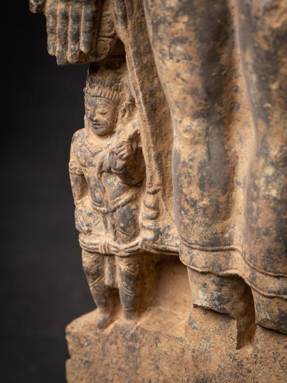 17. Jahrhundert Pala-Revival-Stil Steinfigur des Buddha Māravijaya in Varada Mudra (Indisch) im Angebot