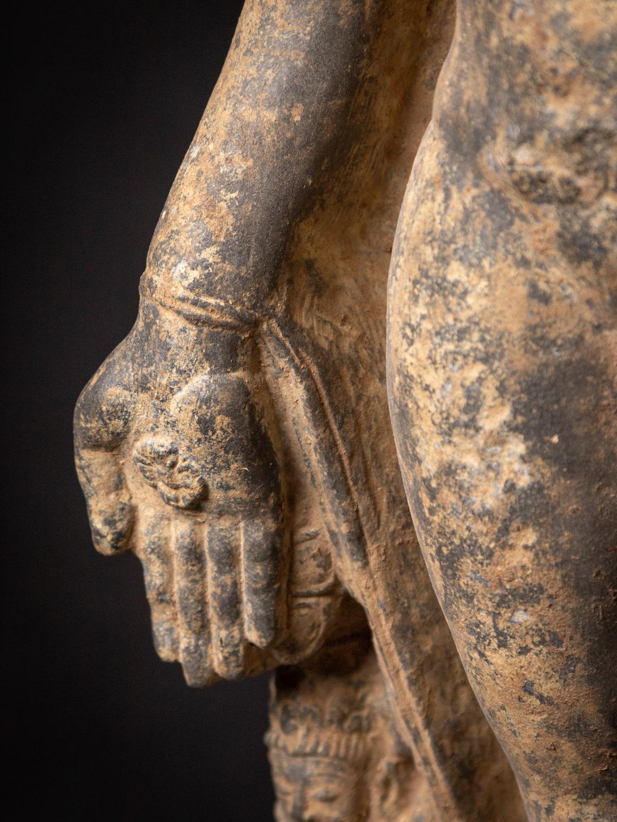 17. Jahrhundert Pala-Revival-Stil Steinfigur des Buddha Māravijaya in Varada Mudra im Zustand „Gut“ im Angebot in DEVENTER, NL