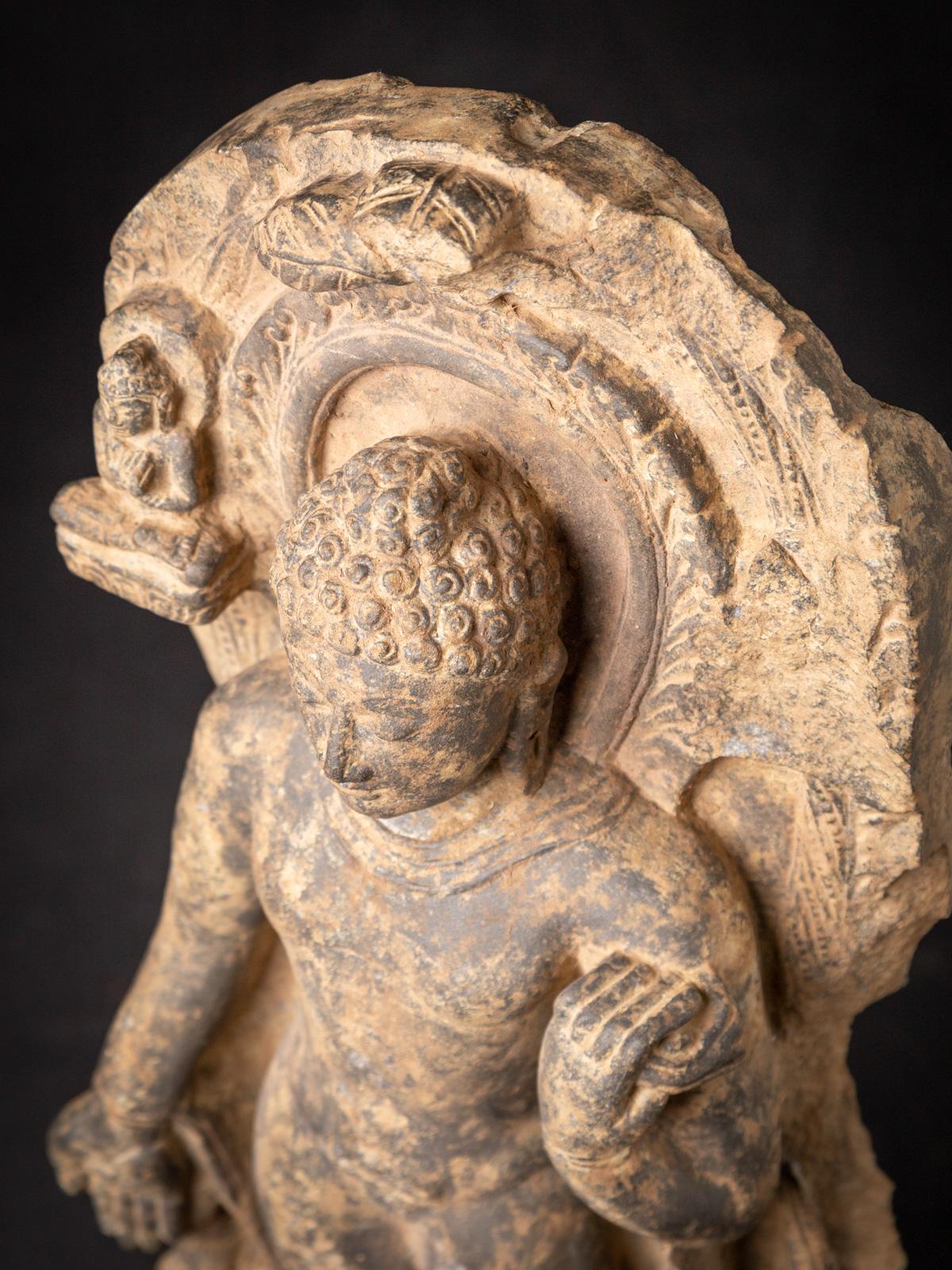 17. Jahrhundert Pala-Revival-Stil Steinfigur des Buddha Māravijaya in Varada Mudra im Angebot 3