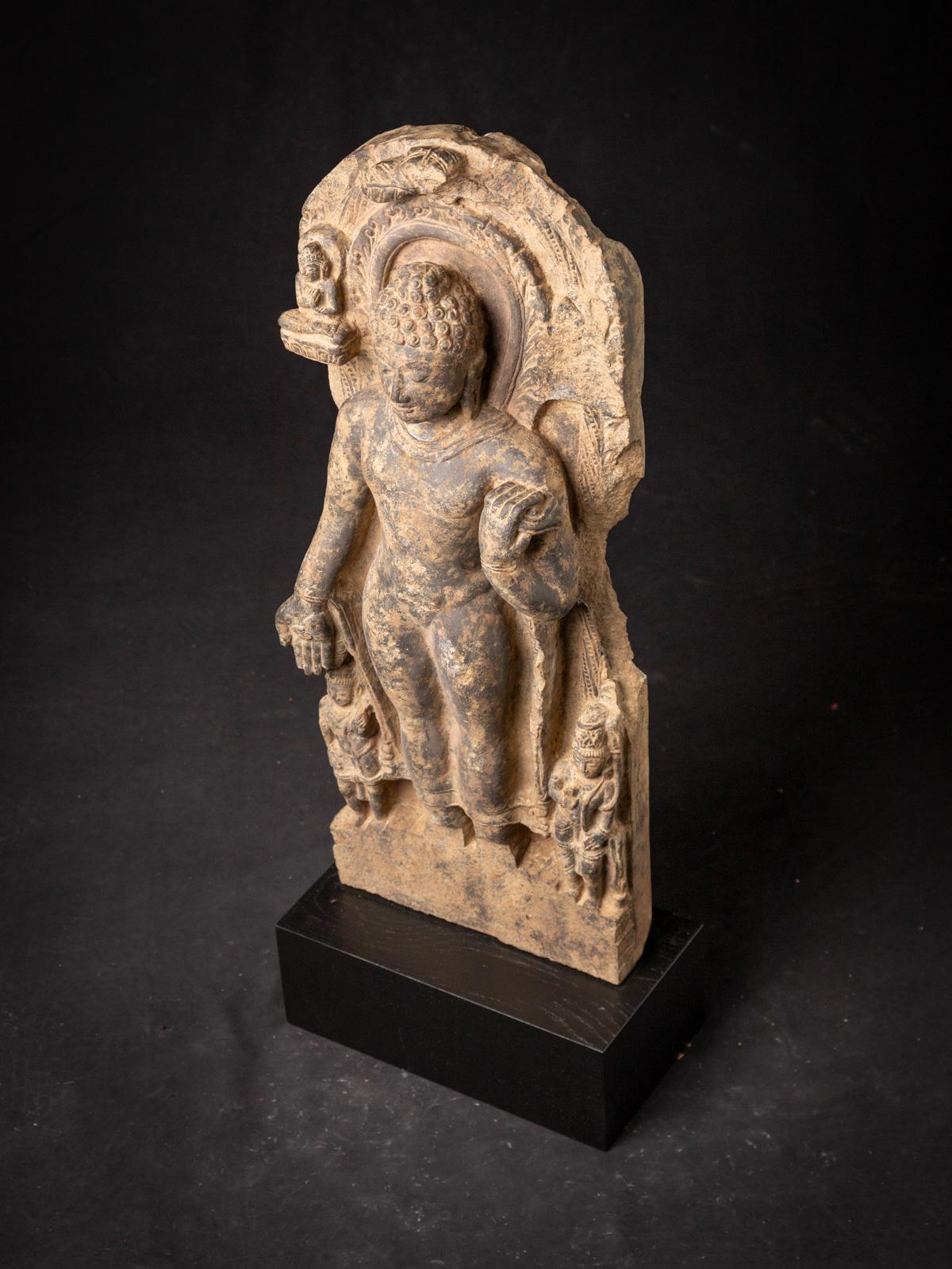 17. Jahrhundert Pala-Revival-Stil Steinfigur des Buddha Māravijaya in Varada Mudra im Angebot 4