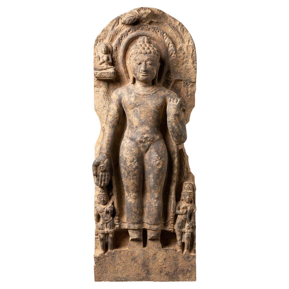 17. Jahrhundert Pala-Revival-Stil Steinfigur des Buddha Māravijaya in Varada Mudra im Angebot