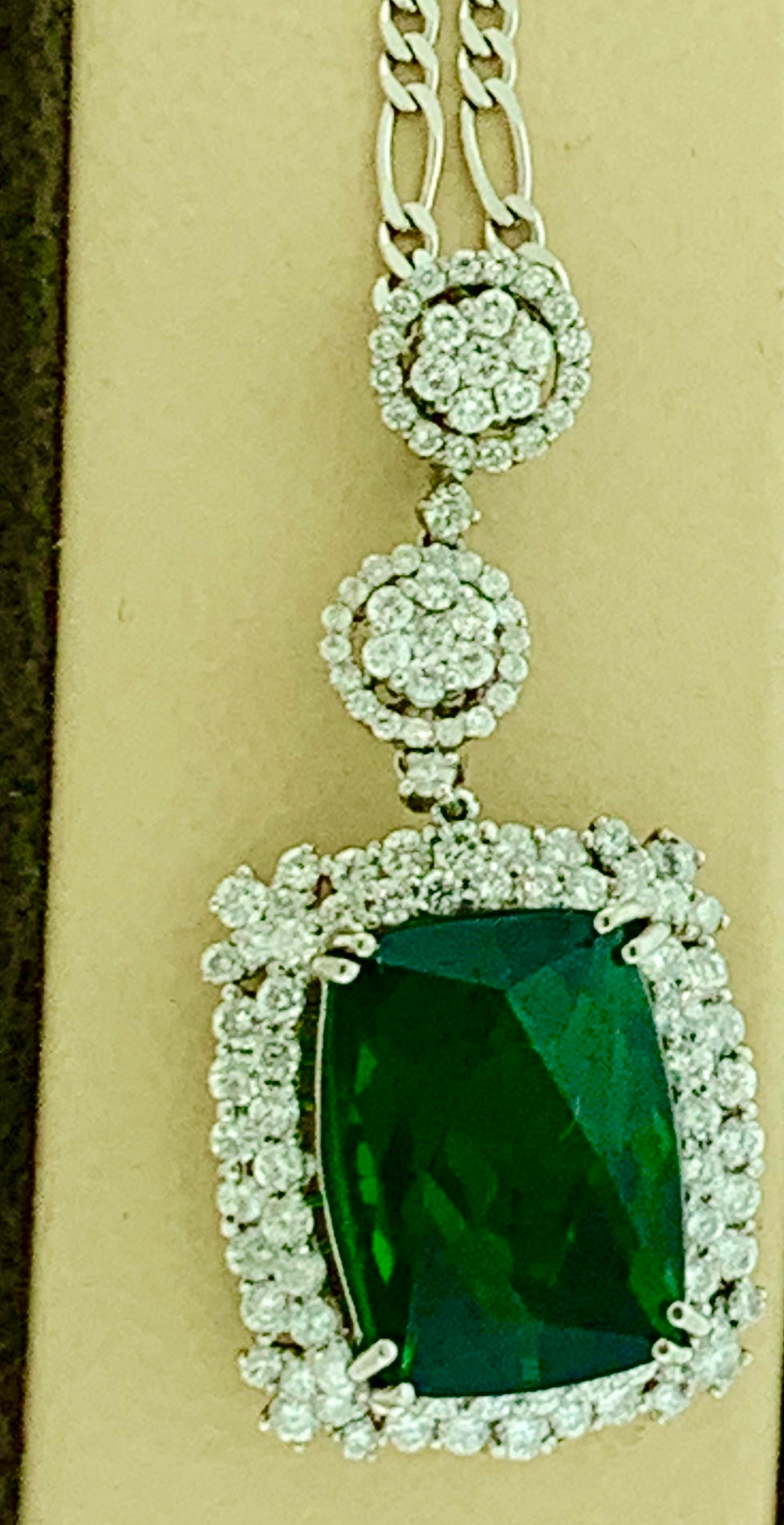 Taille coussin Pendentif / collier en or 14 carats avec tourmaline verte de 17 carats et diamants de 4 carats en vente