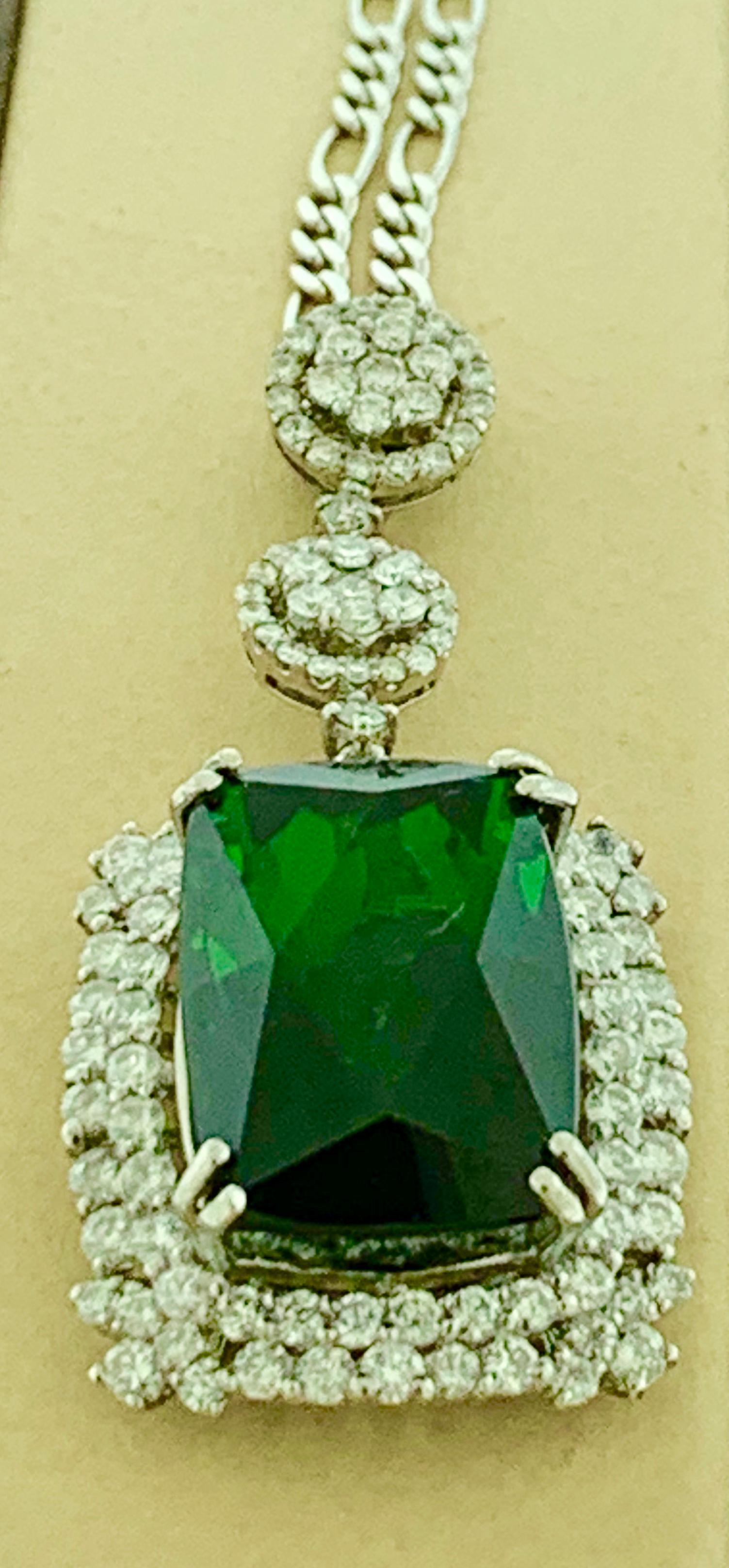 Pendentif / collier en or 14 carats avec tourmaline verte de 17 carats et diamants de 4 carats Excellent état - En vente à New York, NY