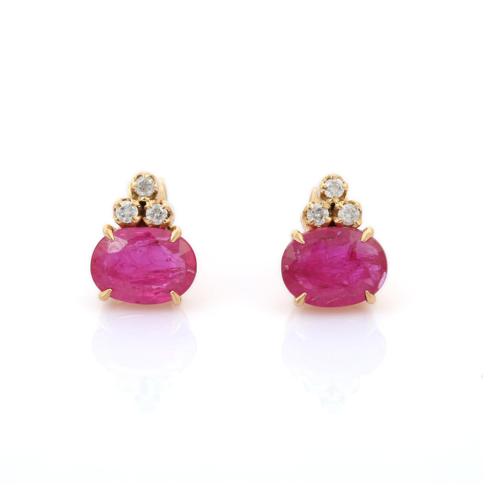 Pendientes de rubí talla oval de 1,7 qt con diamantes engastados en oro amarillo de 18 quilates en Nuevo estado para la venta en New York, NY