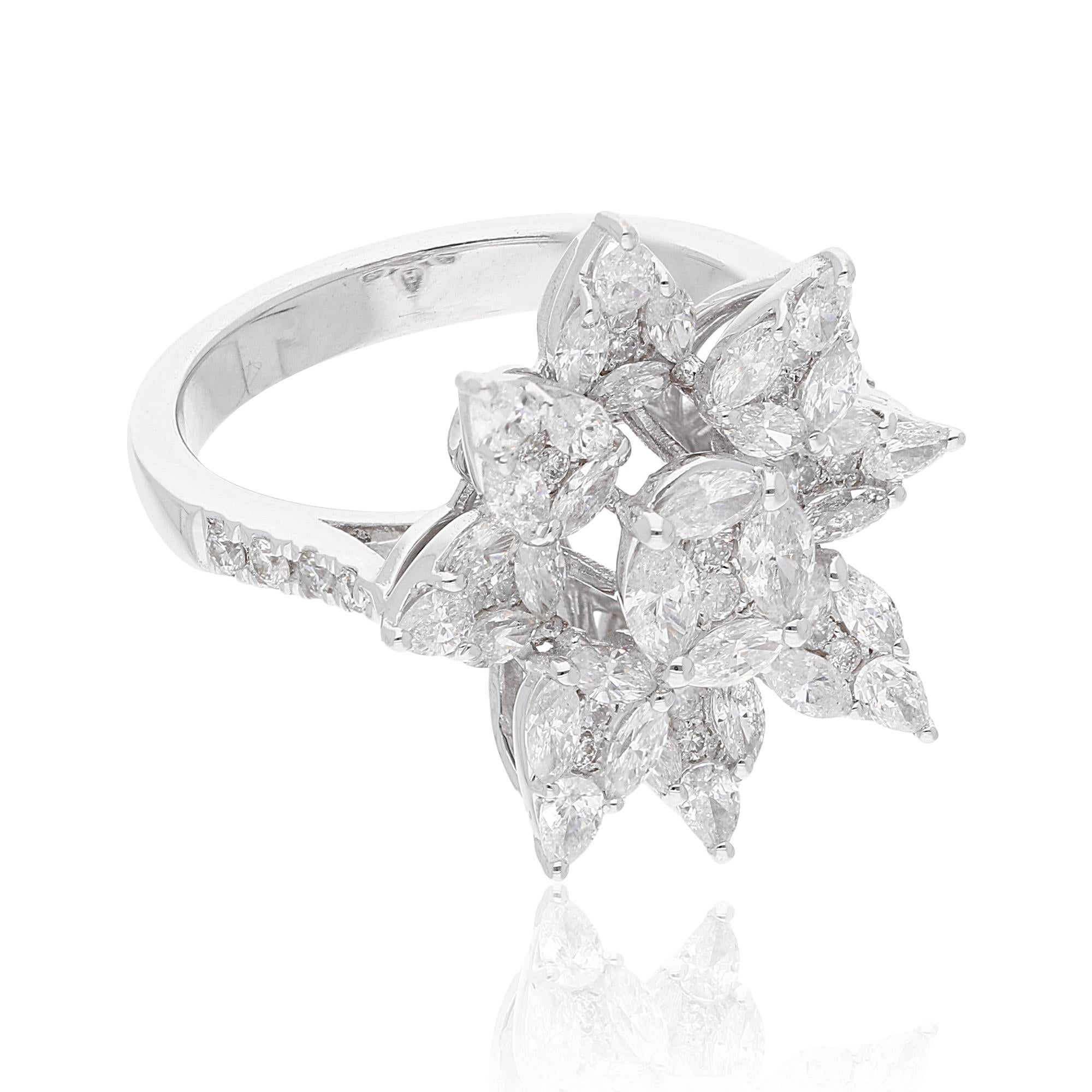Lassen Sie sich von der luxuriösen Anziehungskraft dieses exquisiten Rings verführen und machen Sie ihn zum Symbol Ihres einzigartigen Stils und Ihrer Anmut. Mit seinen natürlichen Diamanten, der feinen Handwerkskunst aus Weißgold und dem