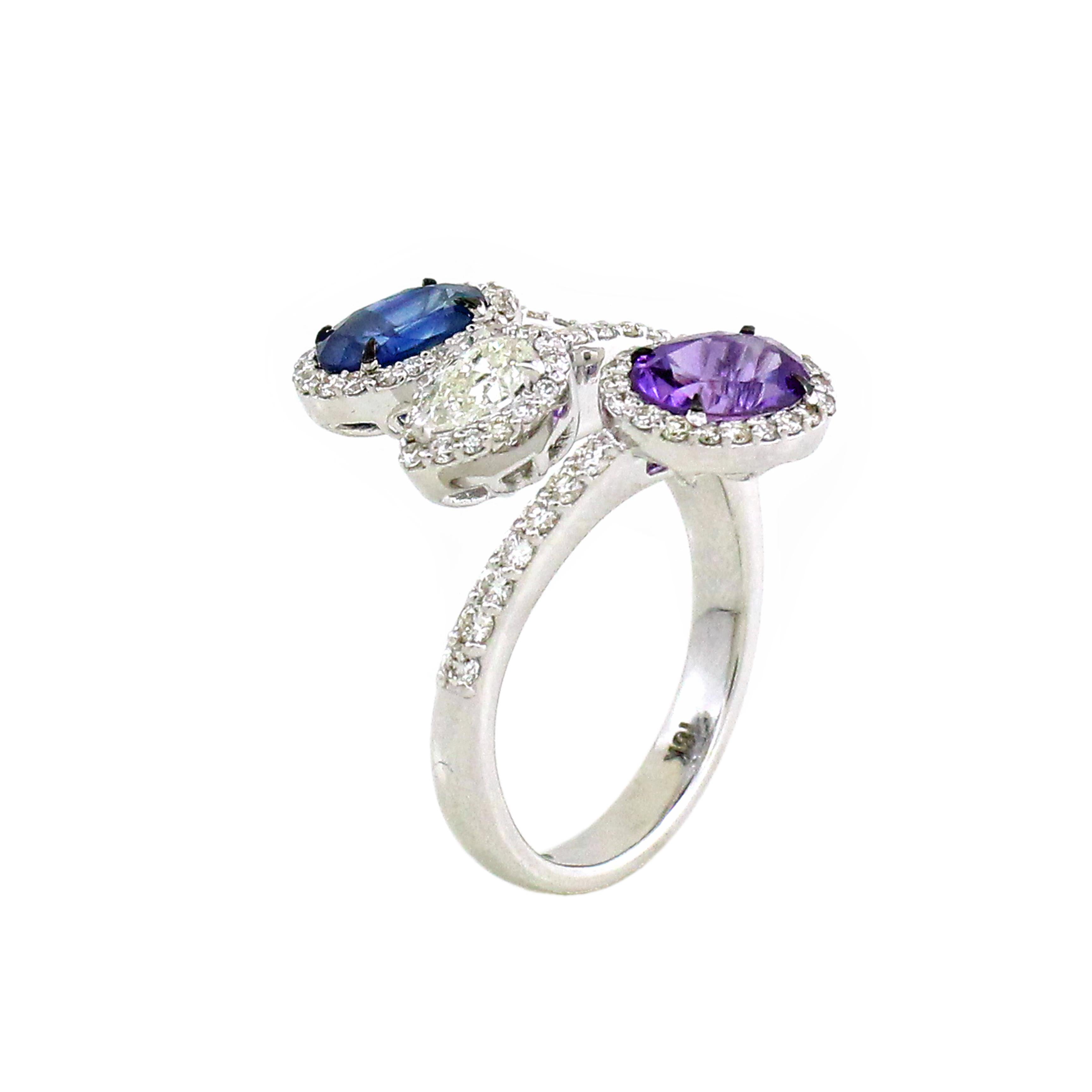 Dieser bezaubernde 3-Stein-Ring aus 18 Karat Weißgold mit einem Gewicht von 6,56 Gramm präsentiert eine atemberaubende Farbkombination, die sowohl lebhaft als auch elegant ist. In der Mitte befindet sich ein atemberaubender Saphir im Ovalschliff von