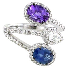 Anello a tre pietre con gambo aperto