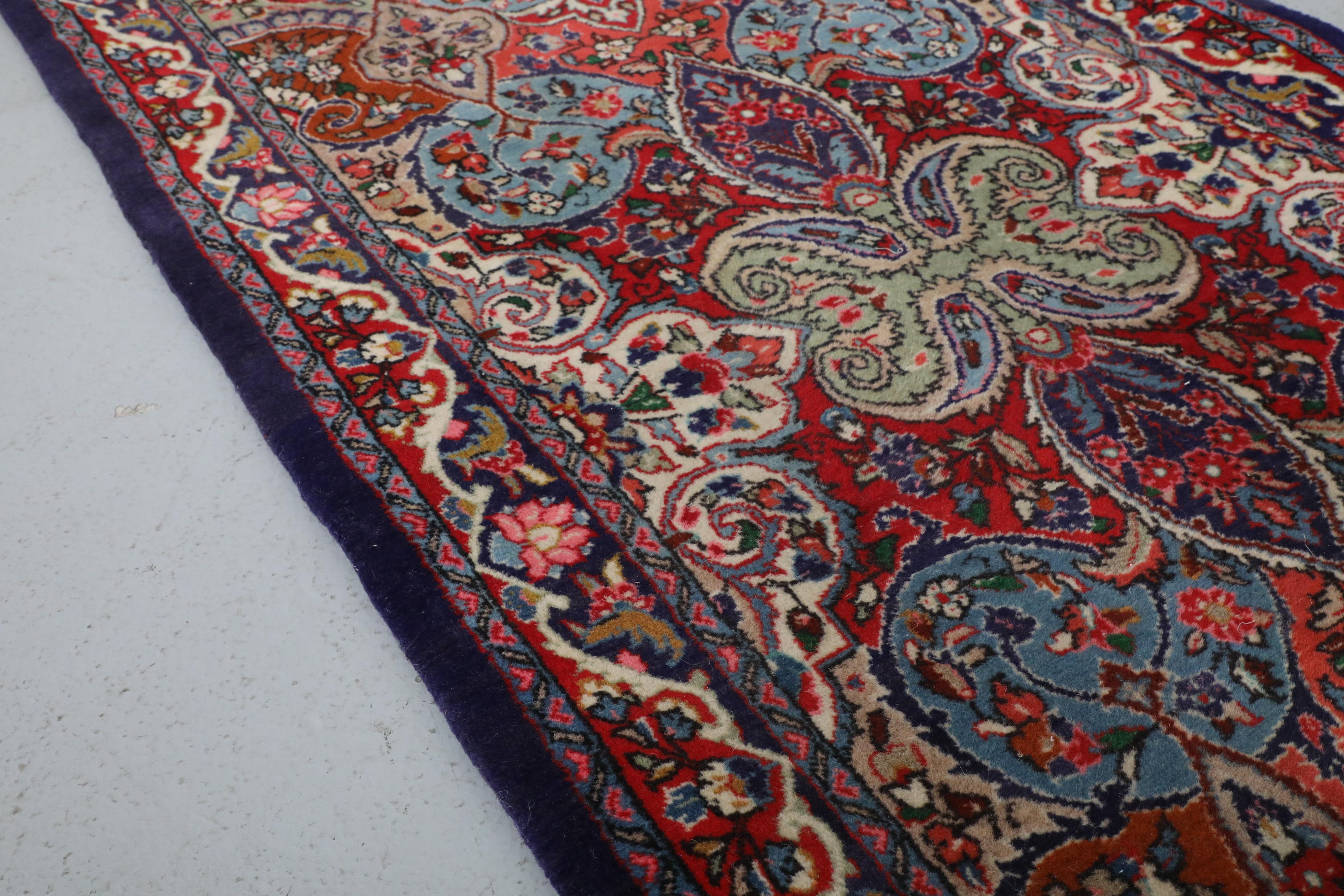Persischer 17 Fuß langer Vintage-Woll-Läufer mit Blumenmotiv und rotem Hintergrund im Angebot 4
