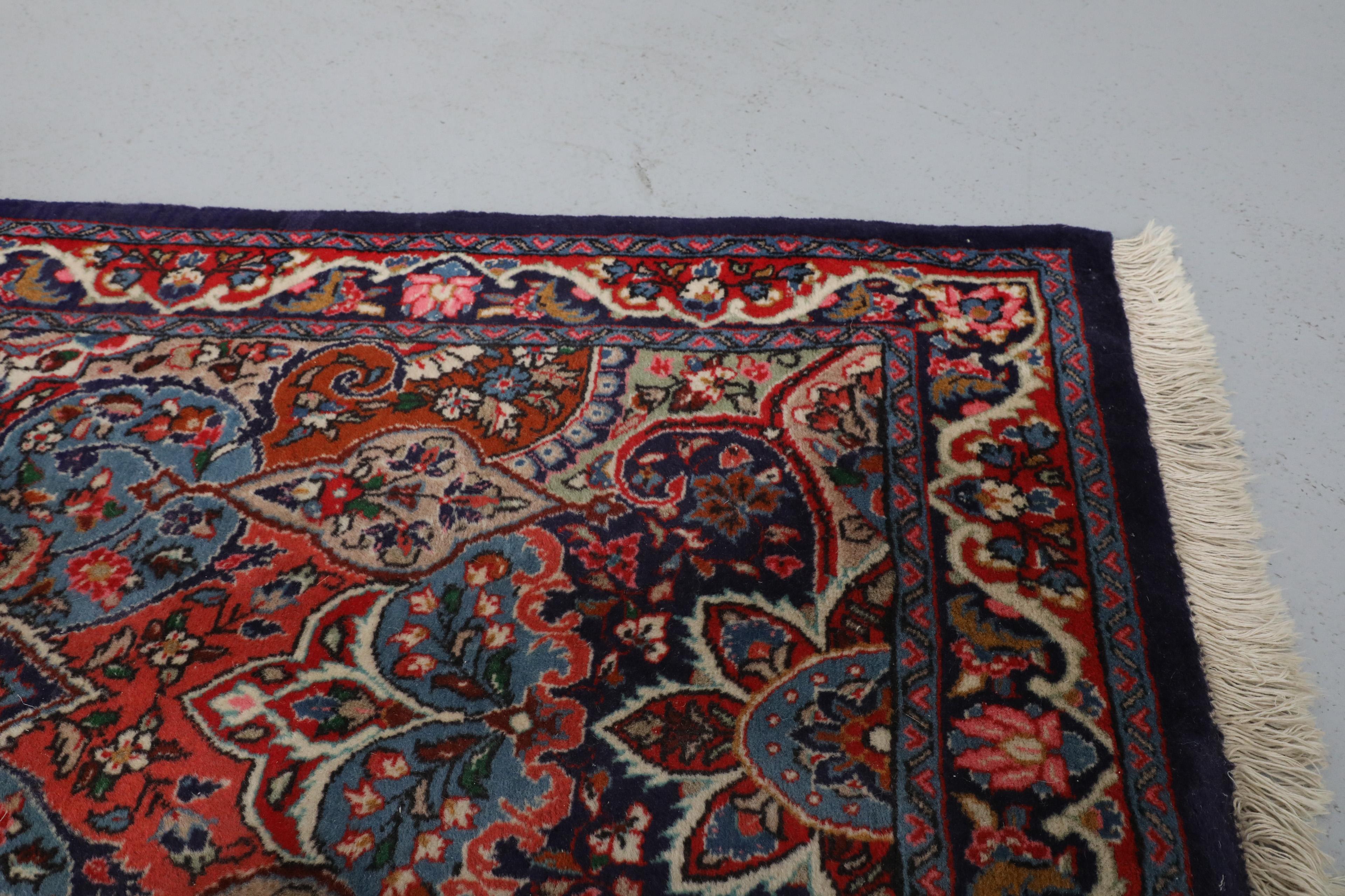 Persischer 17 Fuß langer Vintage-Woll-Läufer mit Blumenmotiv und rotem Hintergrund im Angebot 5
