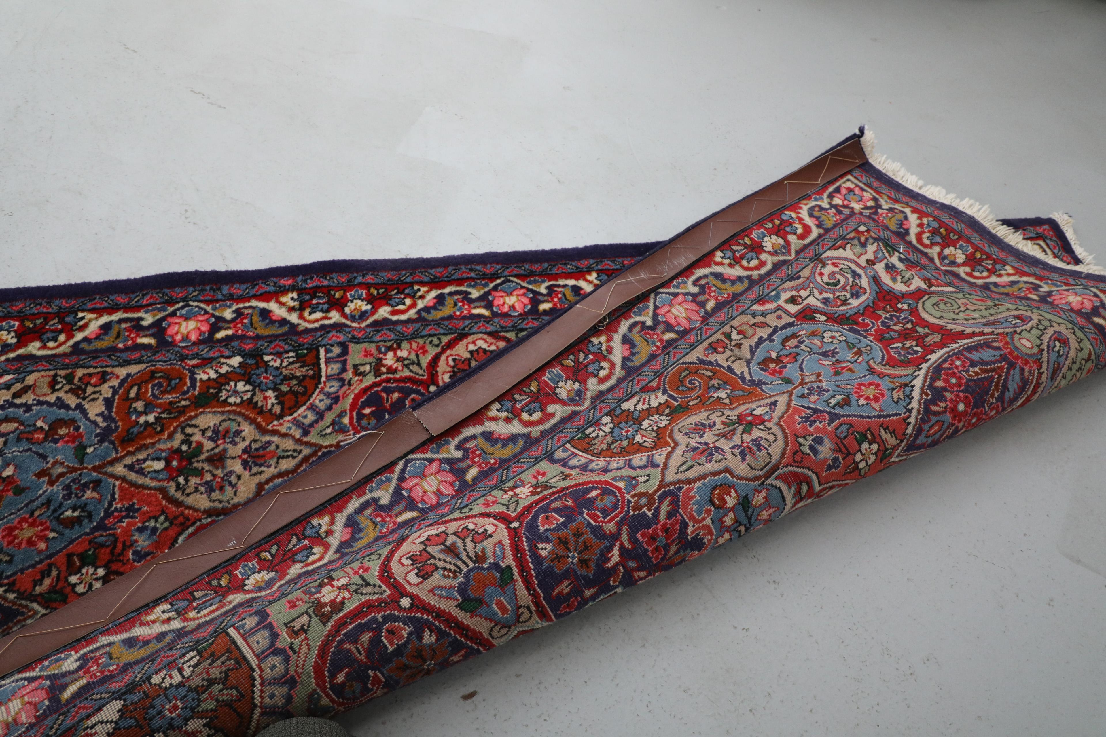 Persischer 17 Fuß langer Vintage-Woll-Läufer mit Blumenmotiv und rotem Hintergrund im Angebot 6