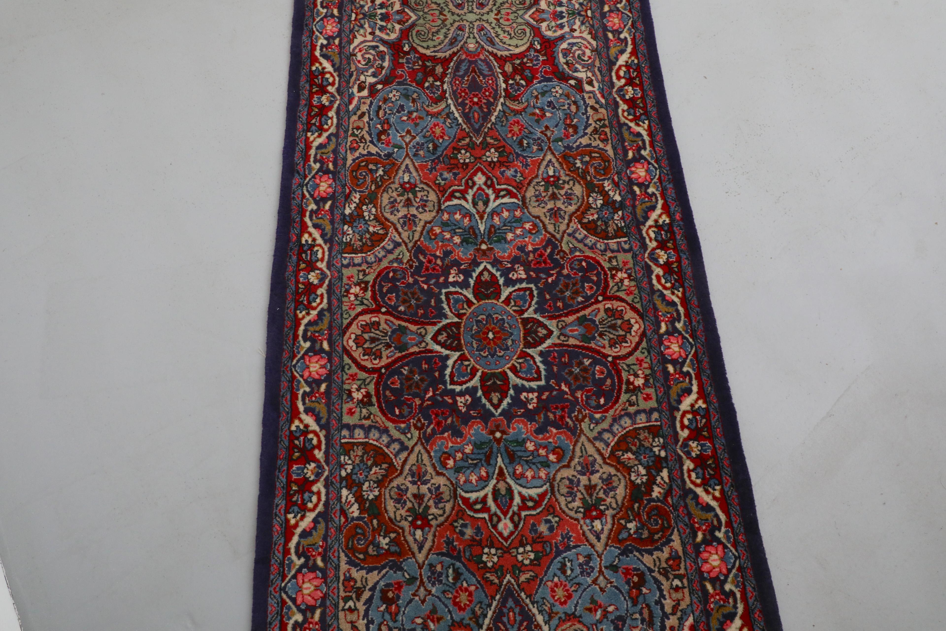 Persischer 17 Fuß langer Vintage-Woll-Läufer mit Blumenmotiv und rotem Hintergrund (Heriz Serapi) im Angebot