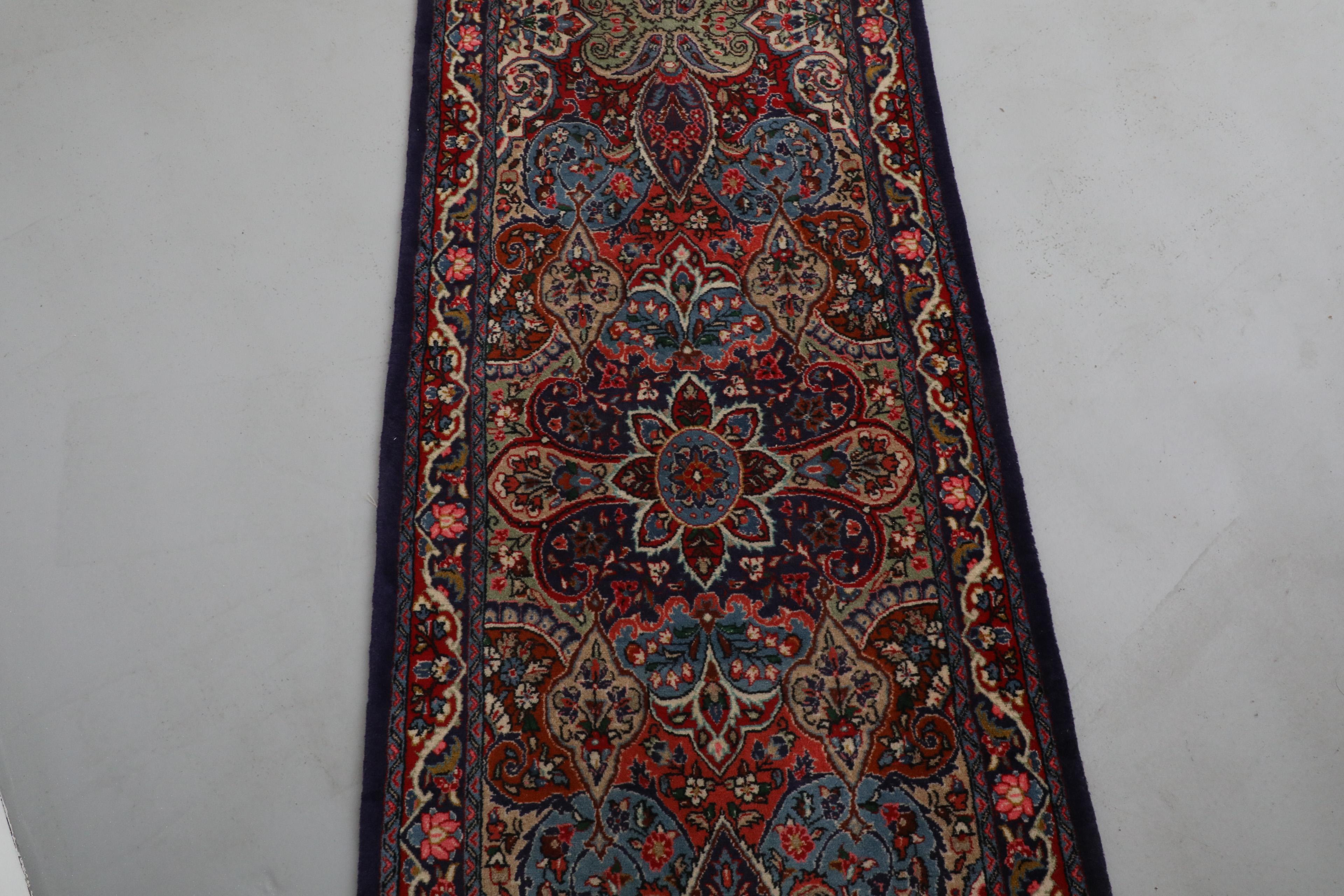 Persischer 17 Fuß langer Vintage-Woll-Läufer mit Blumenmotiv und rotem Hintergrund (Handgewebt) im Angebot