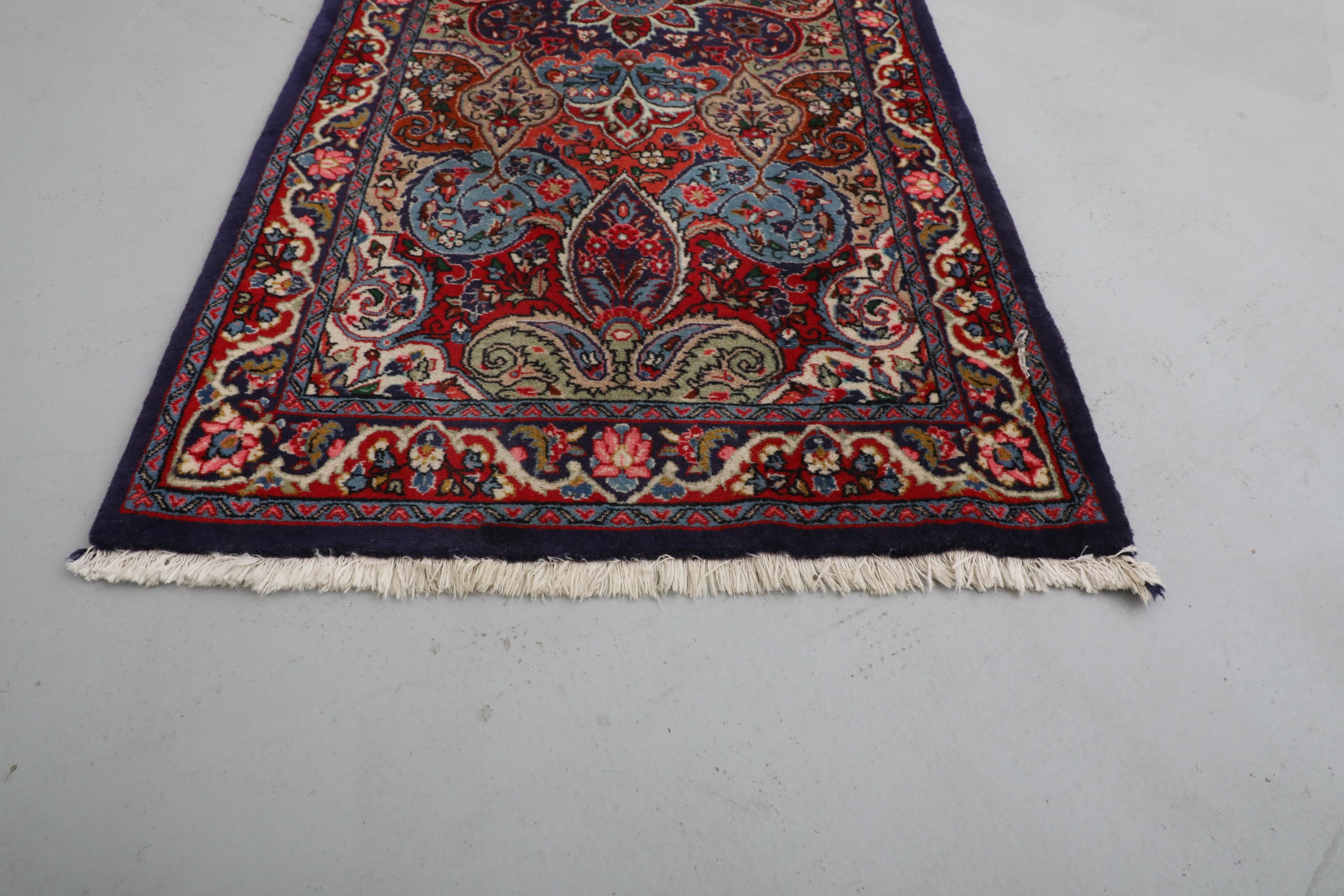Persischer 17 Fuß langer Vintage-Woll-Läufer mit Blumenmotiv und rotem Hintergrund im Zustand „Gut“ im Angebot in Los Angeles, CA