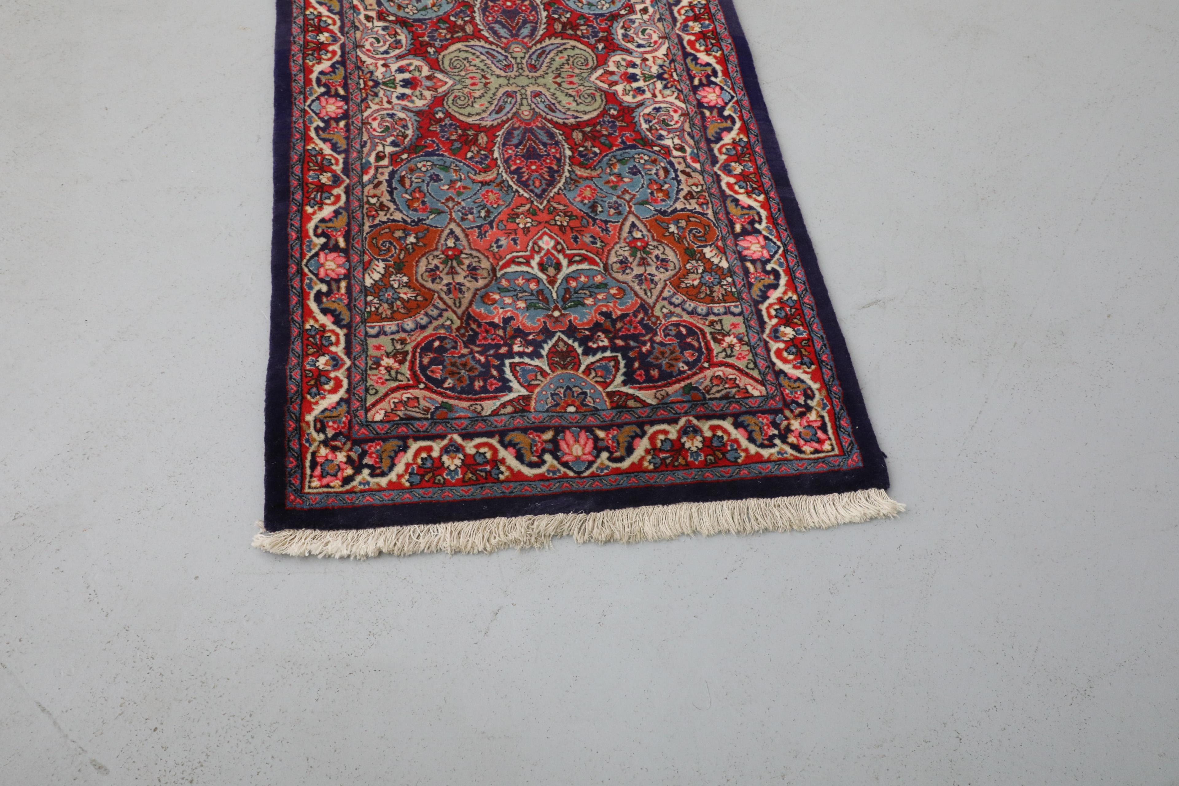 Persischer 17 Fuß langer Vintage-Woll-Läufer mit Blumenmotiv und rotem Hintergrund (Ende des 20. Jahrhunderts) im Angebot