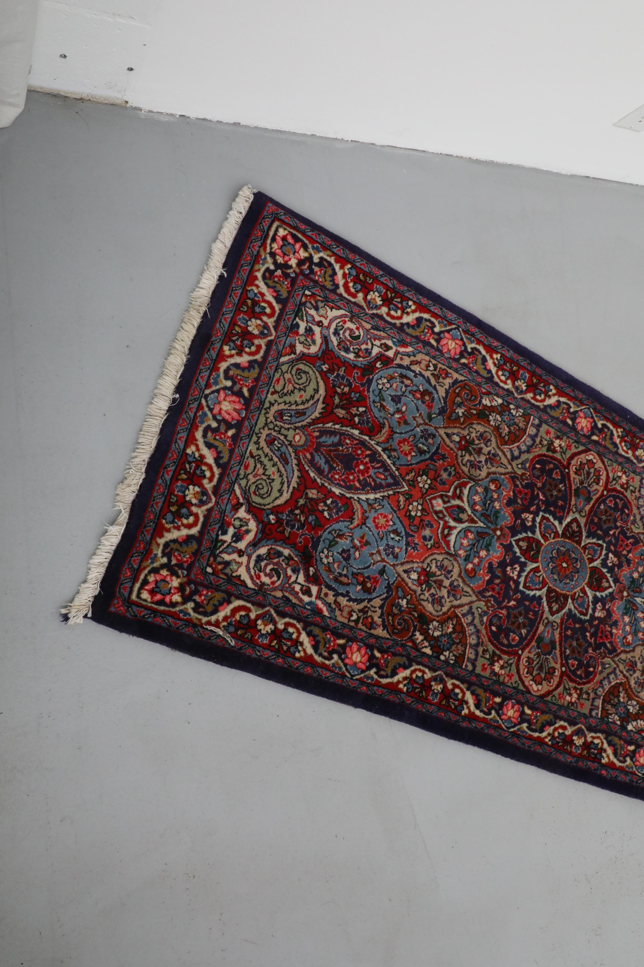 Persischer 17 Fuß langer Vintage-Woll-Läufer mit Blumenmotiv und rotem Hintergrund im Angebot 1