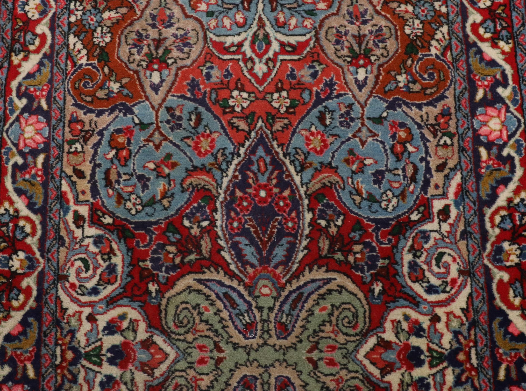 Persischer 17 Fuß langer Vintage-Woll-Läufer mit Blumenmotiv und rotem Hintergrund im Angebot 2