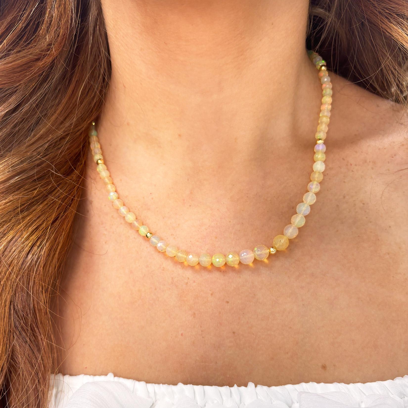 Questa elegante collana di perline di 17 pollici è realizzata con perline di opale etiope sfaccettate e scintillanti, famose per i loro tenui e iridescenti bagliori di colore. Di dimensioni graduate, le perle di opale aumentano delicatamente verso