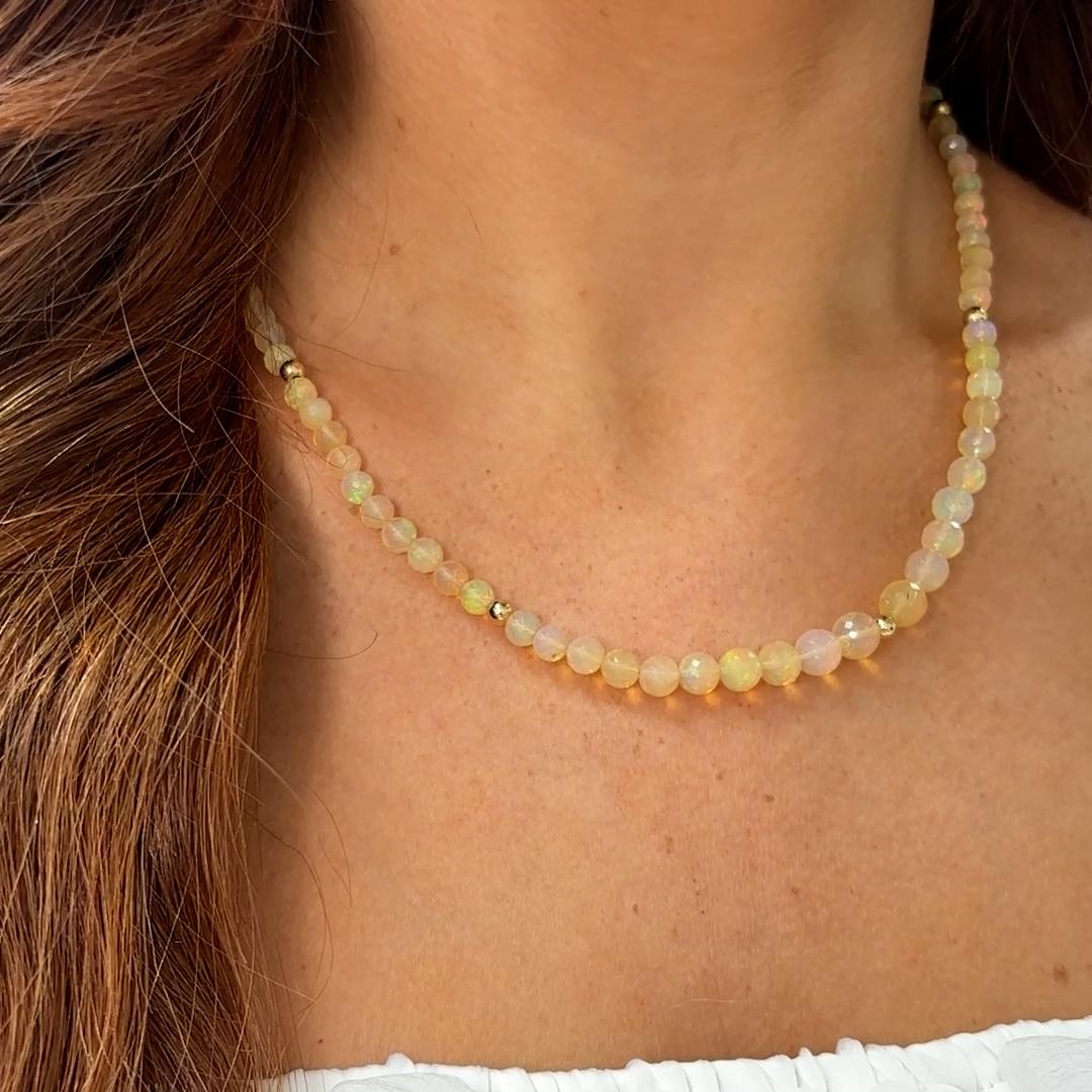Taglio rotondo Collana di perline di opale etiope sfaccettato da 17 pollici con accenti in oro 14K in vendita