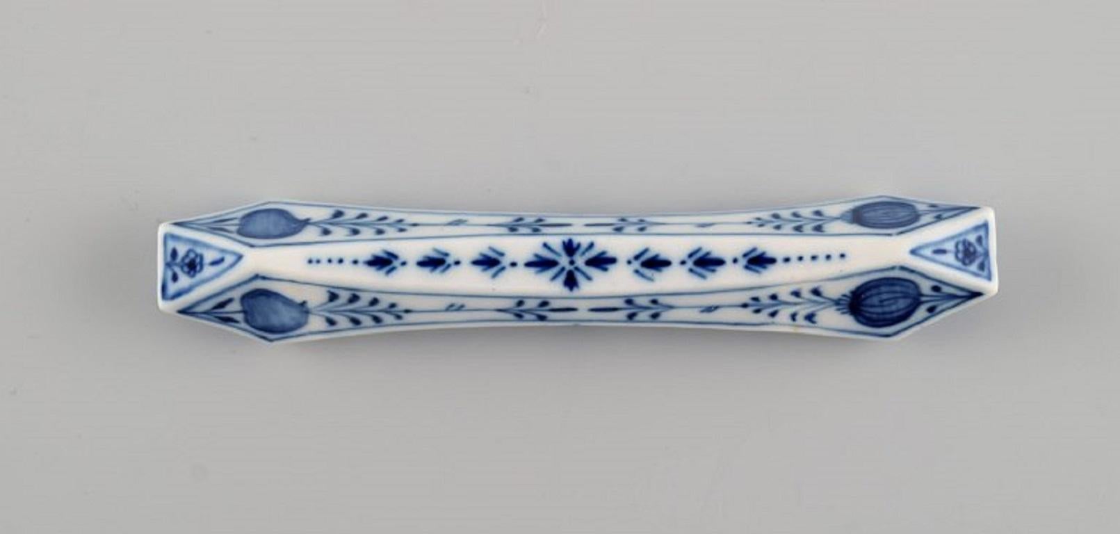 17 Meissen Blue Onion Knife Rests in Hand-Painted Porcelain, Approx 1900 In Excellent Condition In Copenhagen, DK
