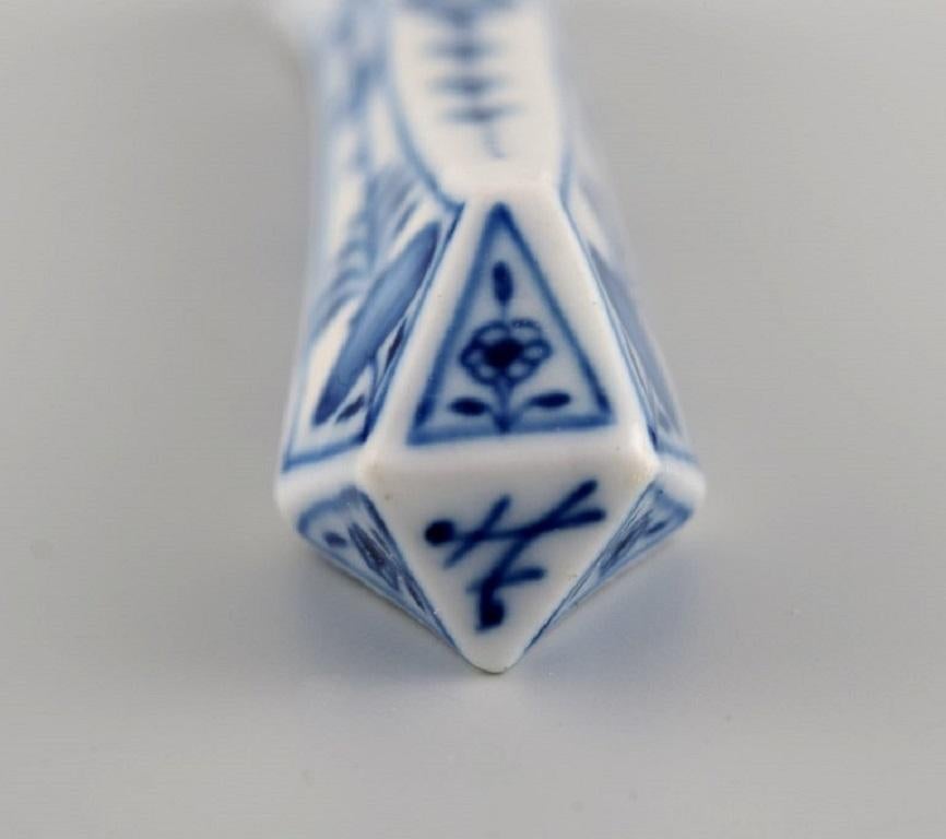 17 Meissen Blue Onion Knife Rests in Hand-Painted Porcelain, Approx 1900 1