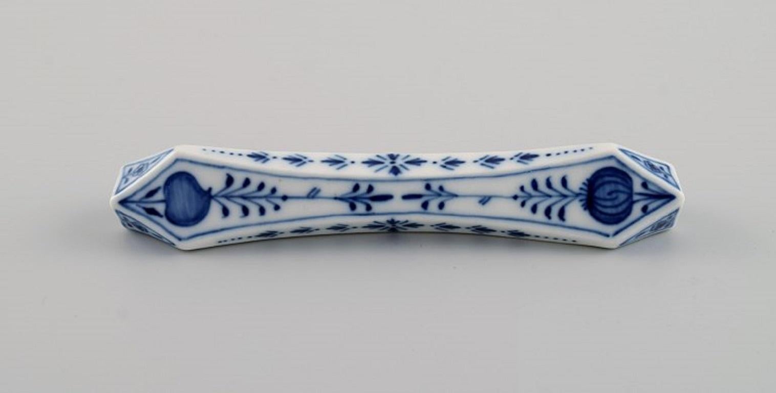 17 Meissen Blue Onion Knife Rests in Hand-Painted Porcelain, Approx 1900 2