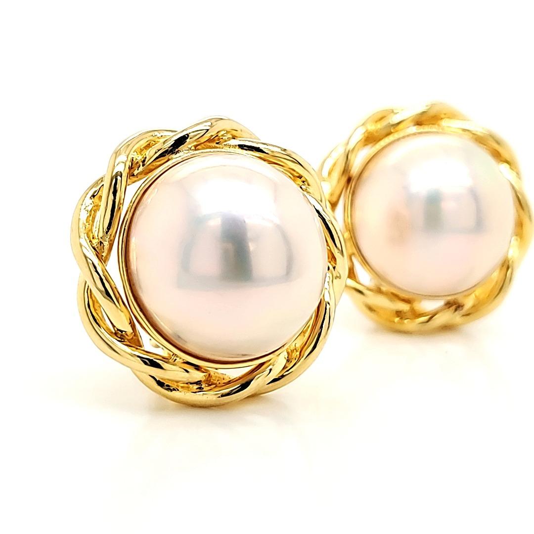 Mabe Pearl and 18 K Earrings In New Condition For Sale In Hong Kong, HK