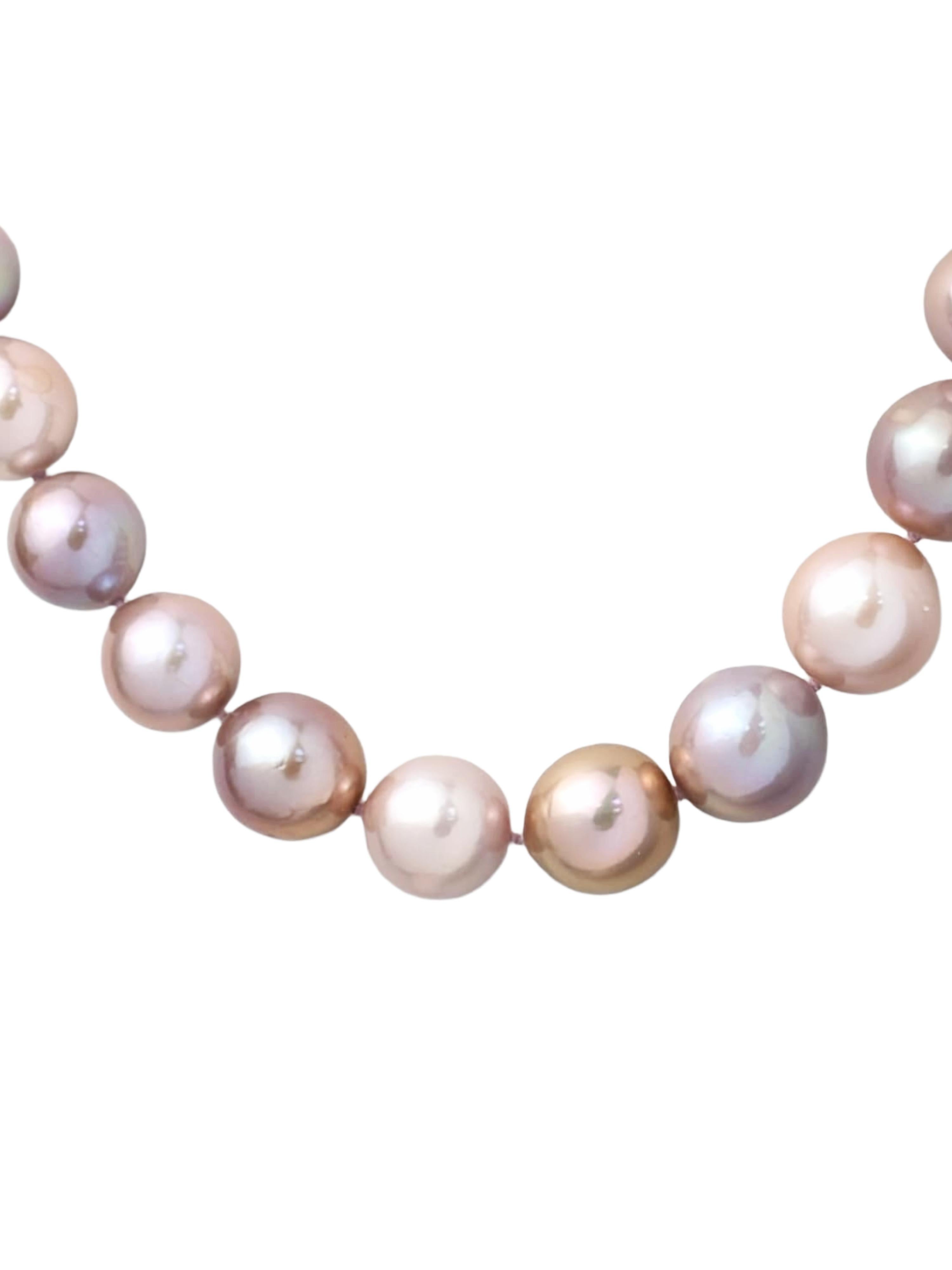 Un classique indémodable qui prend une tournure éclatante. Ce collier à brins noués présente un mélange exquis de perles d'eau douce dans des tons rose, blanc, orange, violet et or - chacune choisie pour son éclat et sa teinte unique. Les perles