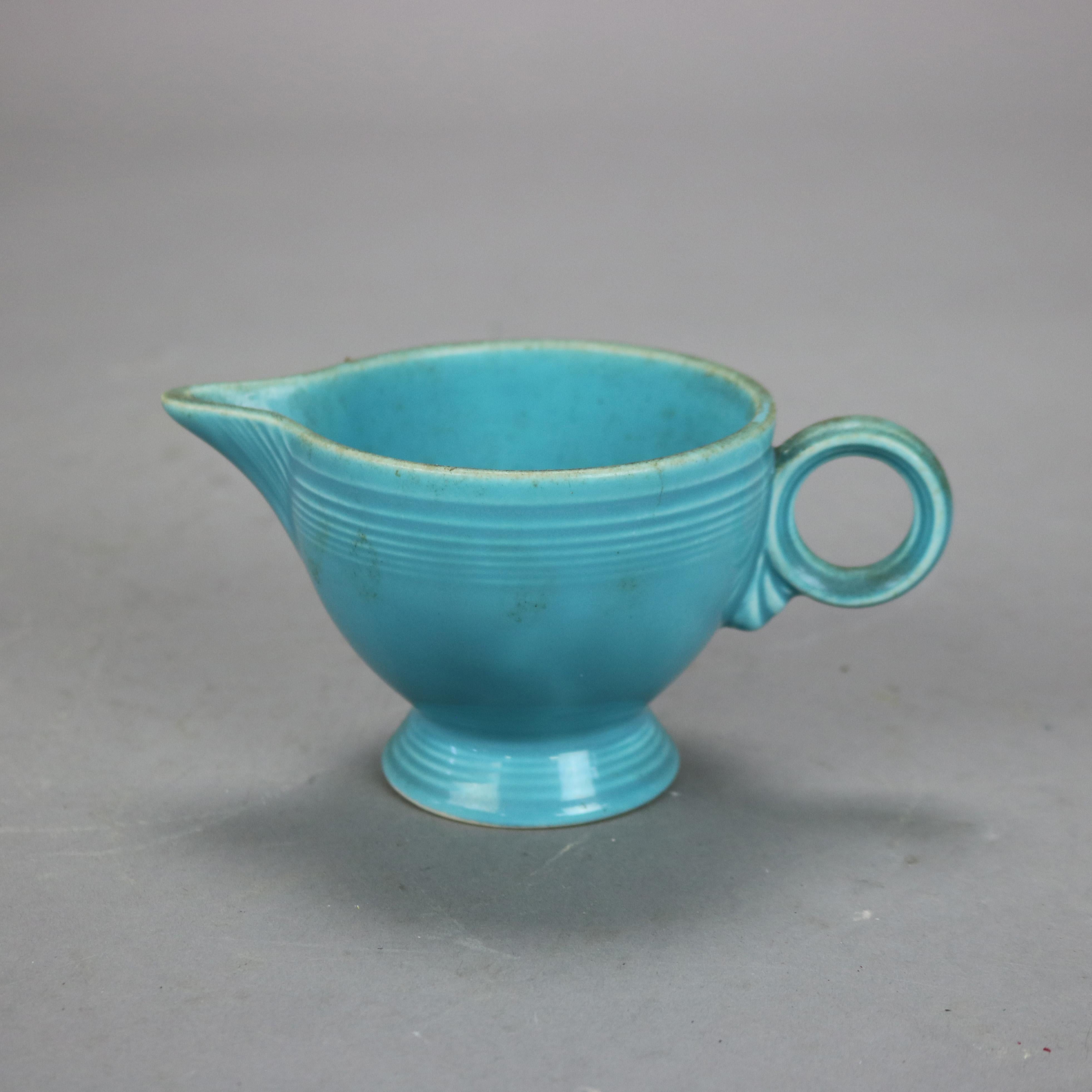 17 Pieces de poterie vintage Fiestaware C1960

Mesures - Saladier : 5,5''H x 10,5''L x 10,5''P ; Pichets : 7,25''H x 8,25''L x 4,75''P ; Sucrier : 3.25''H x 5.5''W x 5.5''D ; Creamer ; 3 