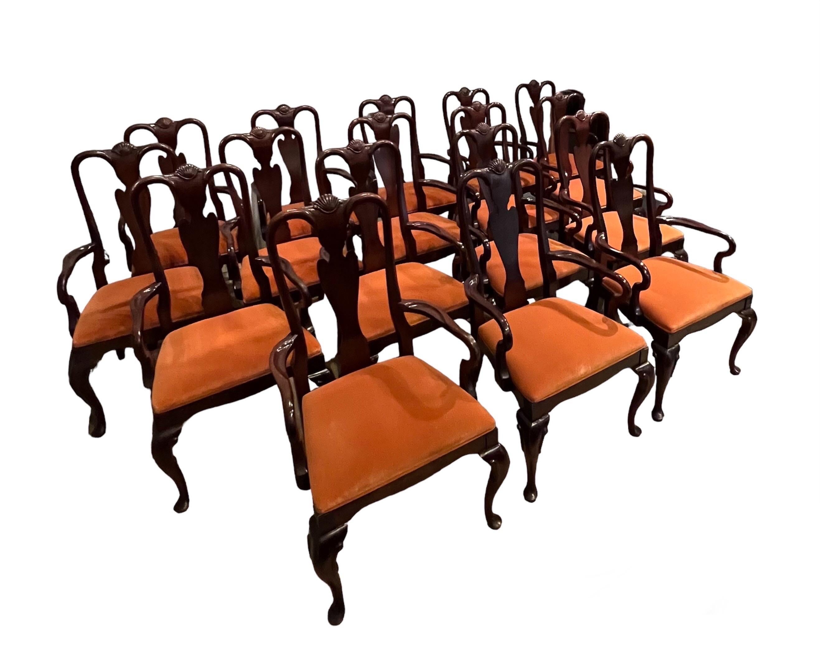 17 Mahagoni-Sessel im Queen-Anne-Stil        Jeder Sitz ist 17 1/2 Zoll tief und 22 Zoll breit. Rutschsitze sind von der Unterseite her mit vier Schrauben abnehmbar.