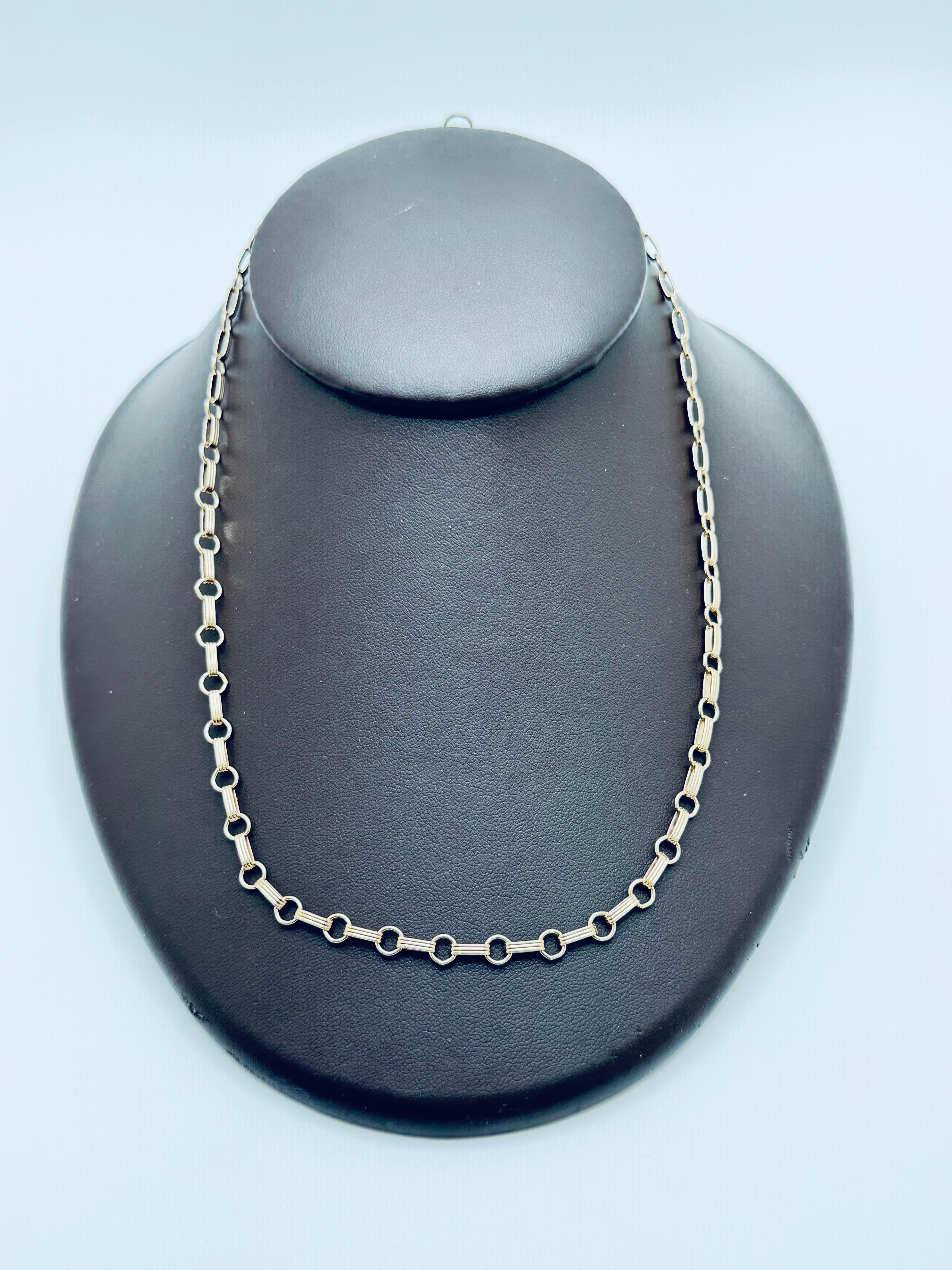 Diese klassische Figaro-Kette aus 14-karätigem Gelbgold hat ein traditionelles rundes Gliederdesign. Mit einer Länge von 17 Zoll ist sie ideal für den Alltag oder zum Kombinieren mit anderen Stücken. Das abwechselnde Muster aus kurzen und länglichen