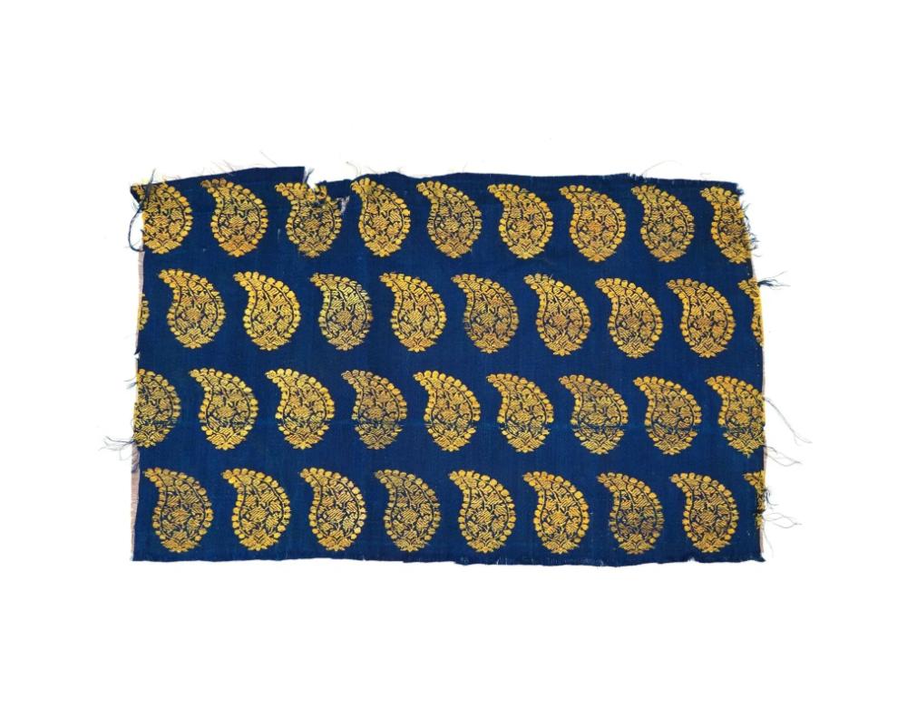 Antiguo fragmento textil bordado a mano de la dinastía safávida persa iraní, hacia los siglos XVII-XVIII. Presenta un adorno azul oscuro con cachemira dorada. El Irán safávida o Persia safávida, también llamado Imperio safávida, fue uno de los