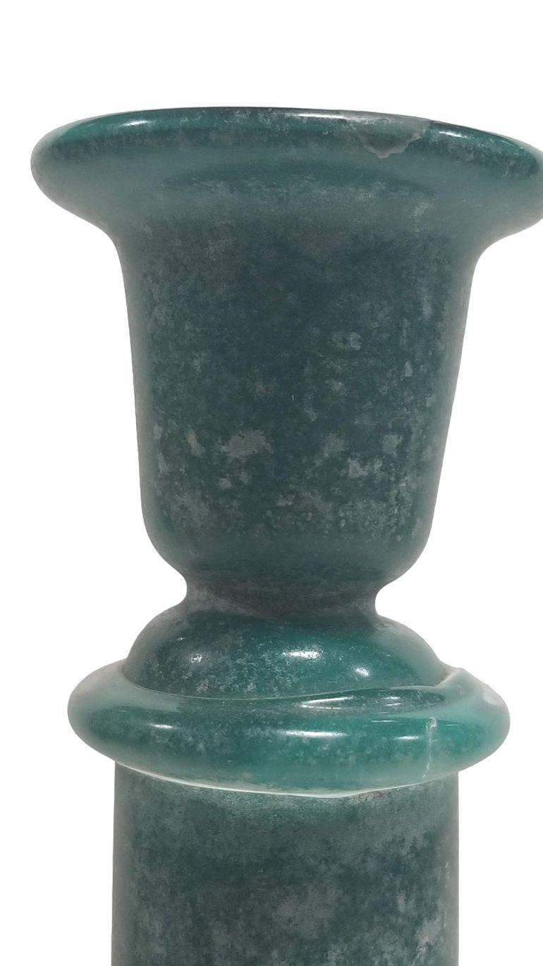Porte-bougeoir vintage de 17 pouces en verre turquoise dépoli Excellent état - En vente à Van Nuys, CA