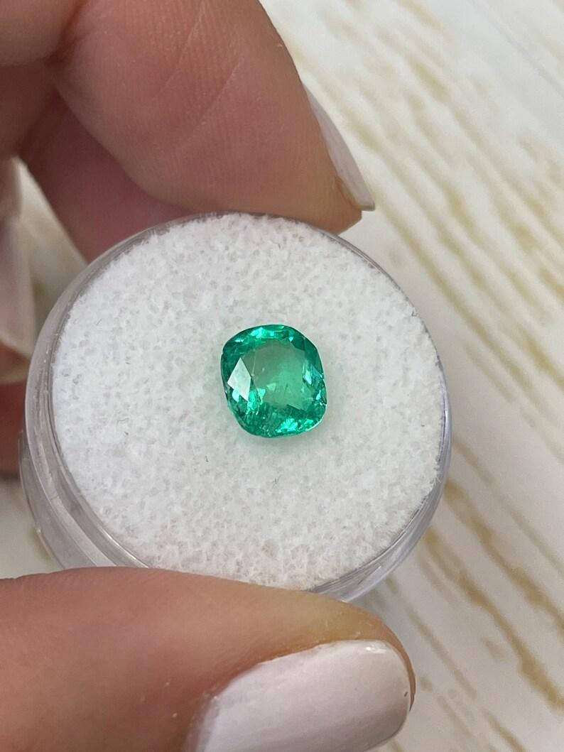 Moderno 1,70 Carati 8x7 Verde Vivace Smeraldo Colombiano Taglio Cuscino Gemma Originale Maggio in vendita