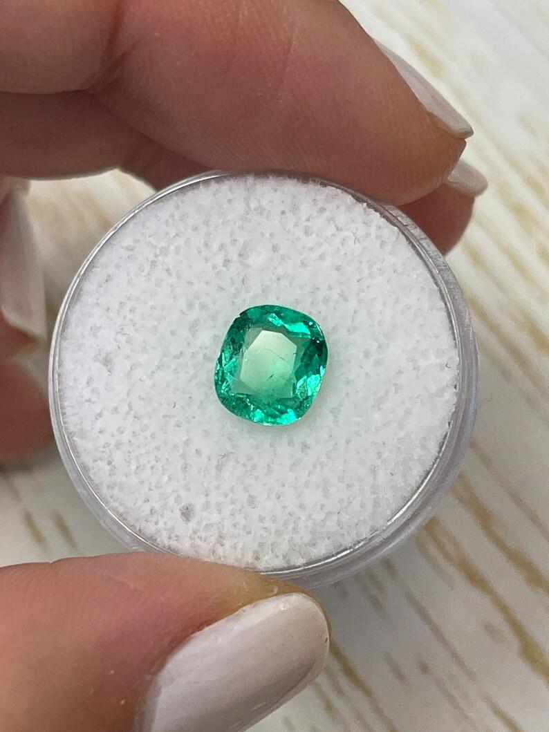 Taglio cuscino 1,70 Carati 8x7 Verde Vivace Smeraldo Colombiano Taglio Cuscino Gemma Originale Maggio in vendita