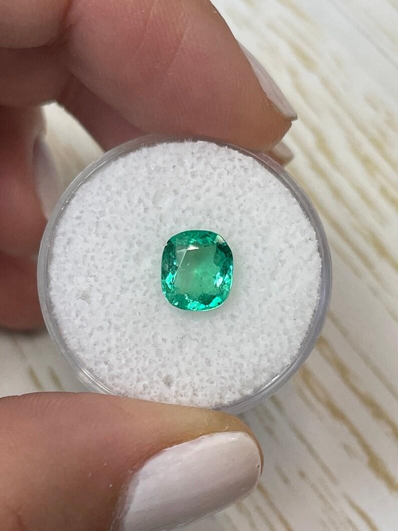 A. Stone: Smeraldo
Peso: 1,70 carati
Forma: Taglio a cuscino
Chiarezza: Trasparente
Lucentezza: Molto buono
Colore: Greene & Greene medio
Misure: 8,07 mm x 7,19 mm x 4,51 mm
Origine geografica: Colombia
Trattamento: Naturale, oliatura

Commenti: A