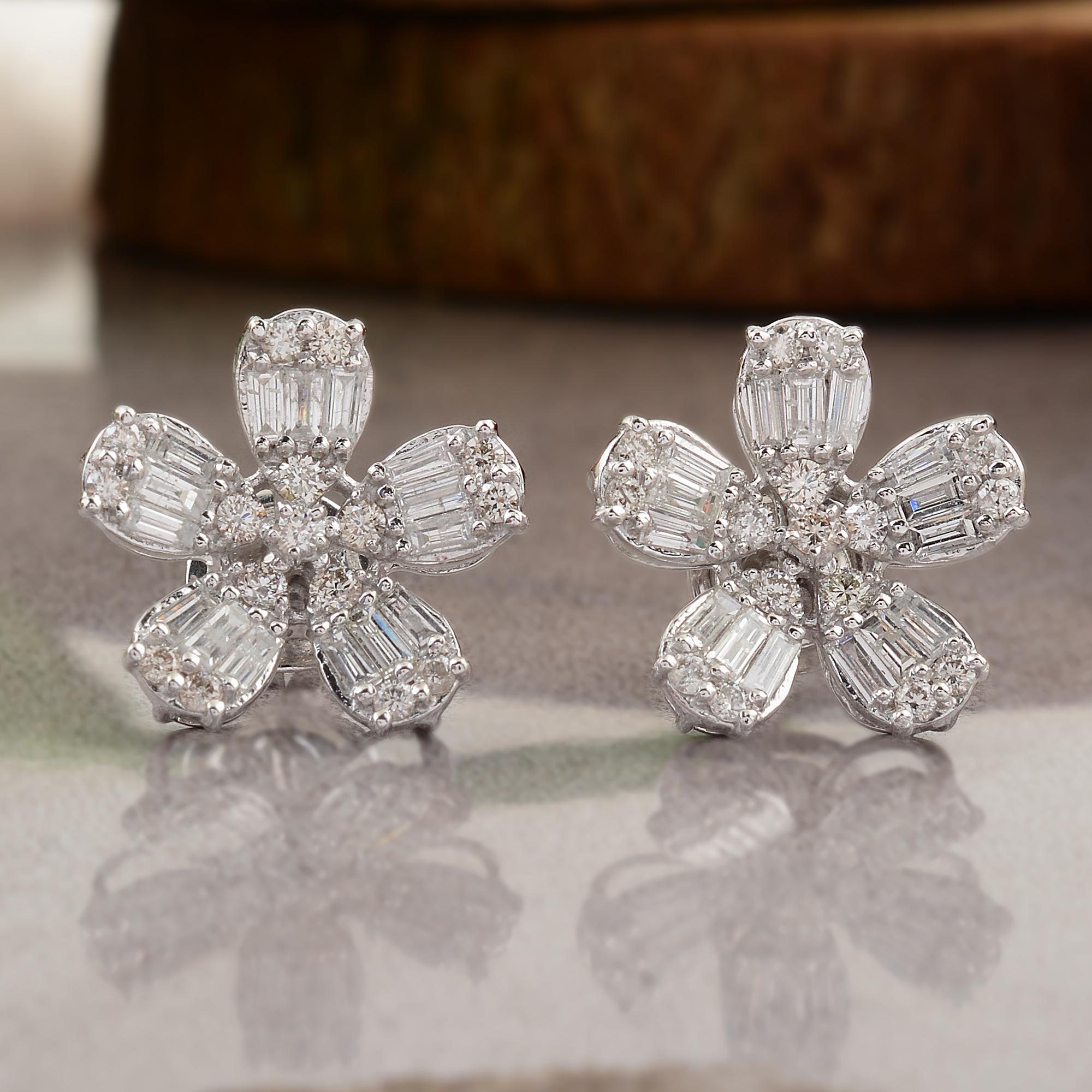 Moderne Clous d'oreilles fleurs en or blanc massif 10 carats avec diamants baguettes de 1,70 carat en vente