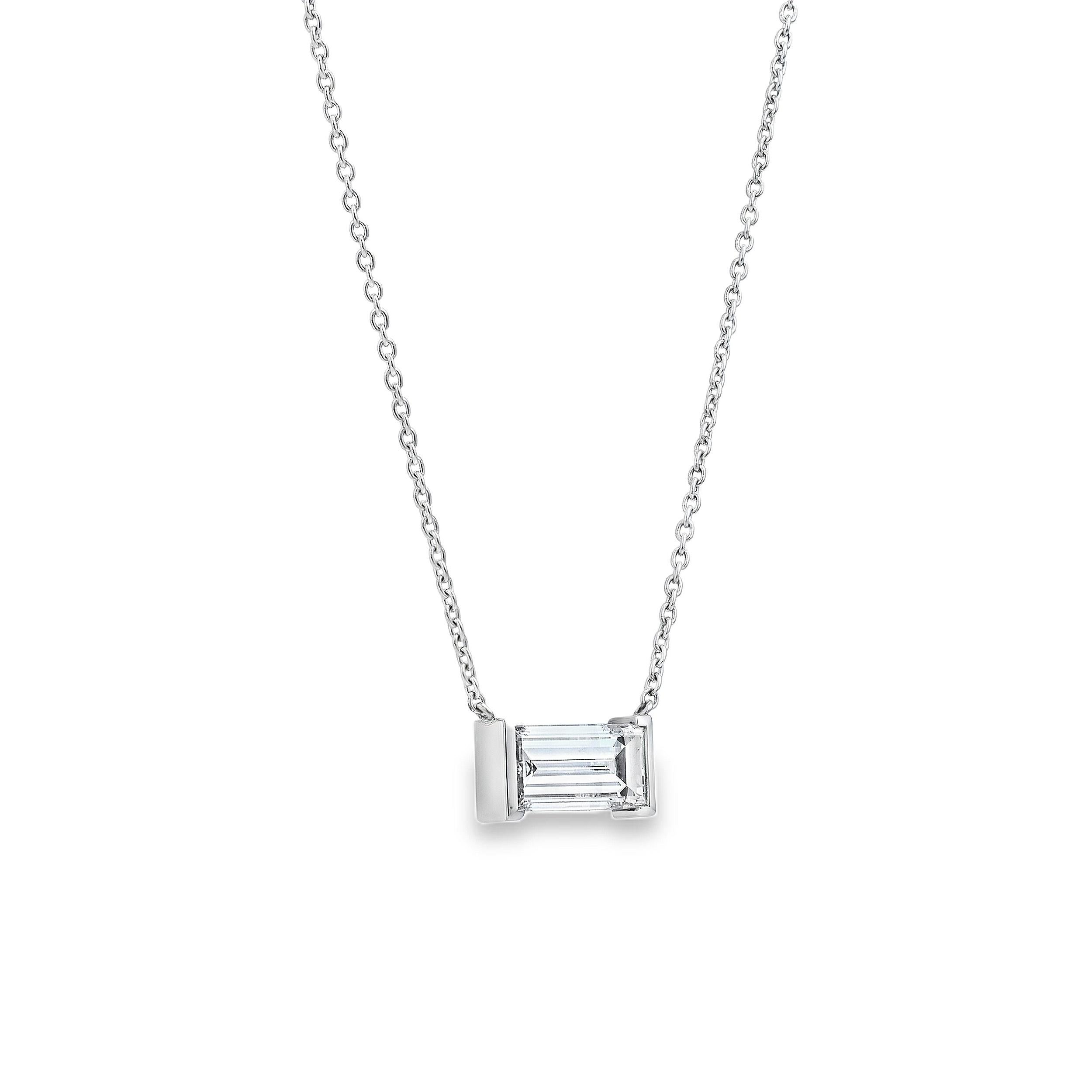 Magnifique collier solitaire mettant en valeur un diamant baguette de 1,70 carat certifié par le GIA de couleur D et de pureté SI1, serti horizontalement dans une finition en forme de barre. Fabriqué avec précision en platine. Mesure 18 pouces de
